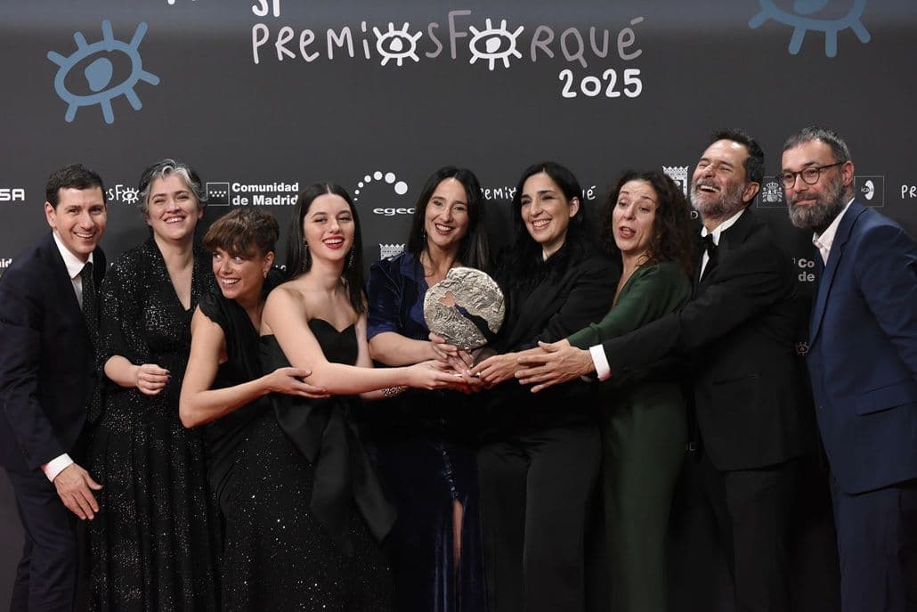 El equipo de 'Los domingos' posa con el Forqué a la Mejor Película de 2025