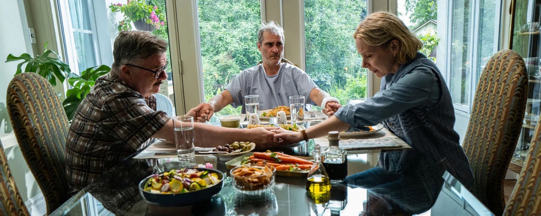 Fotograma de la película 'Beau tiene miedo', de Ari Aster, con Nathan Lane (i), Joaquin Phoenix (c) y Amy Ryan (d)