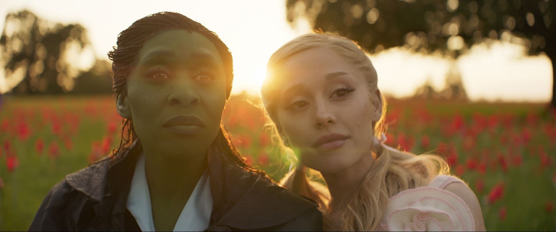 Cynthia Erivo y Ariana Grande en un fotograma promocional de 'Wicked'