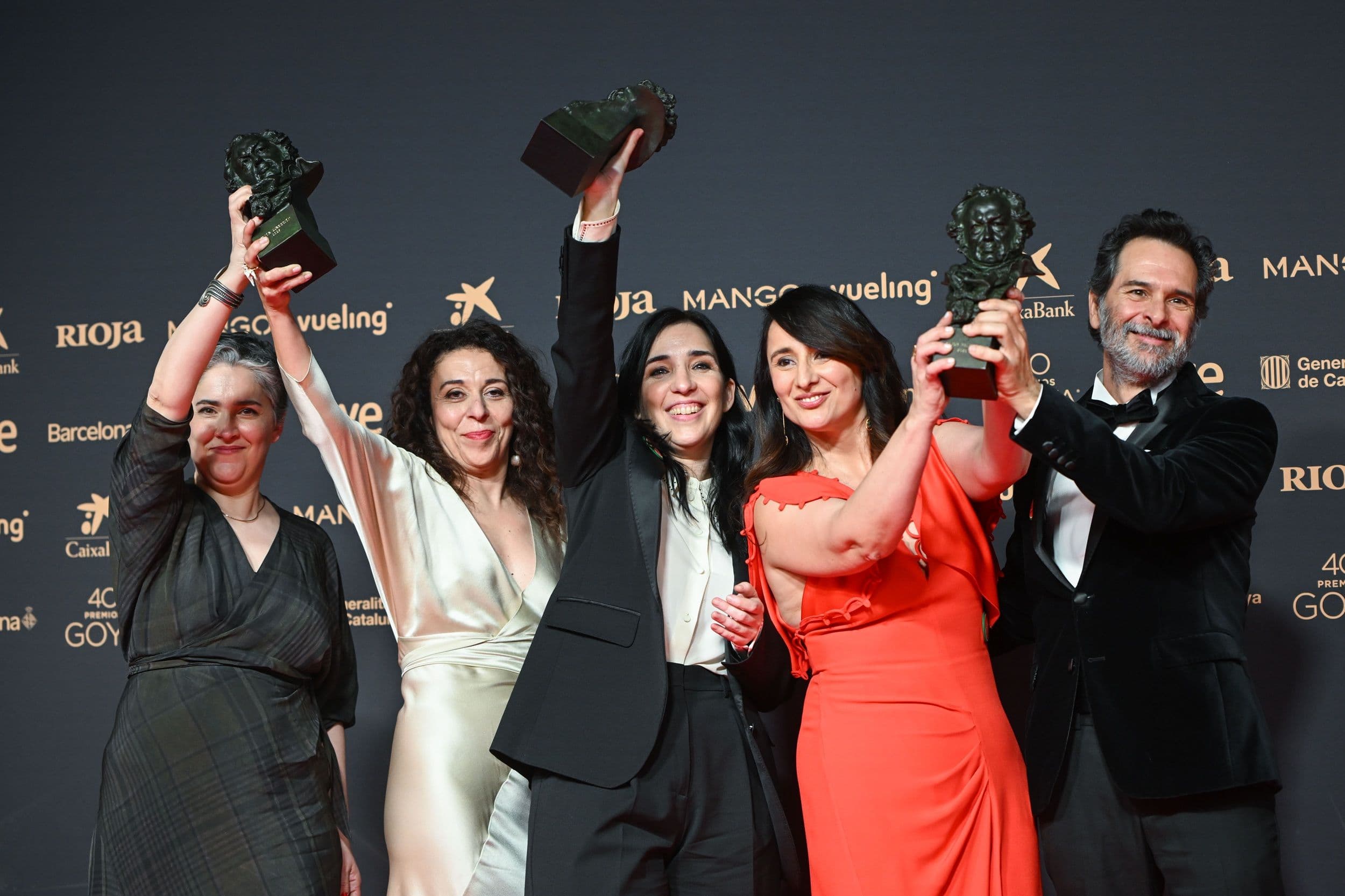 Nahikari Ipiña, Sandra Hermida, Alauda Ruiz de Azúa, Marisa Fernández Armenteros y Manuel Calvo posan con los Premios Goya a la Mejor Película, Mejor Dirección y Mejor Guion para 'Los domingos'