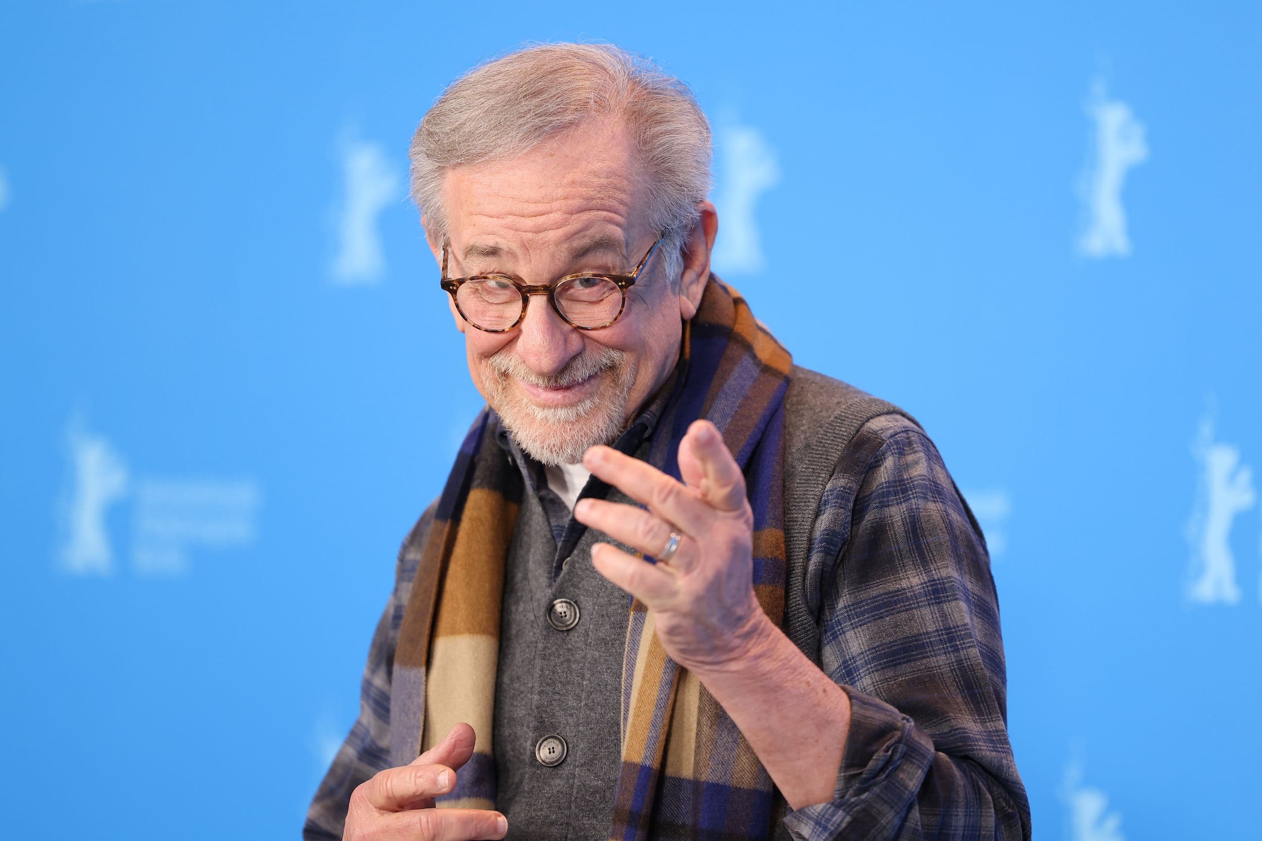 El director Steven Spielberg bromea con los fotógrafos en el photocall de la Berlinale 2023