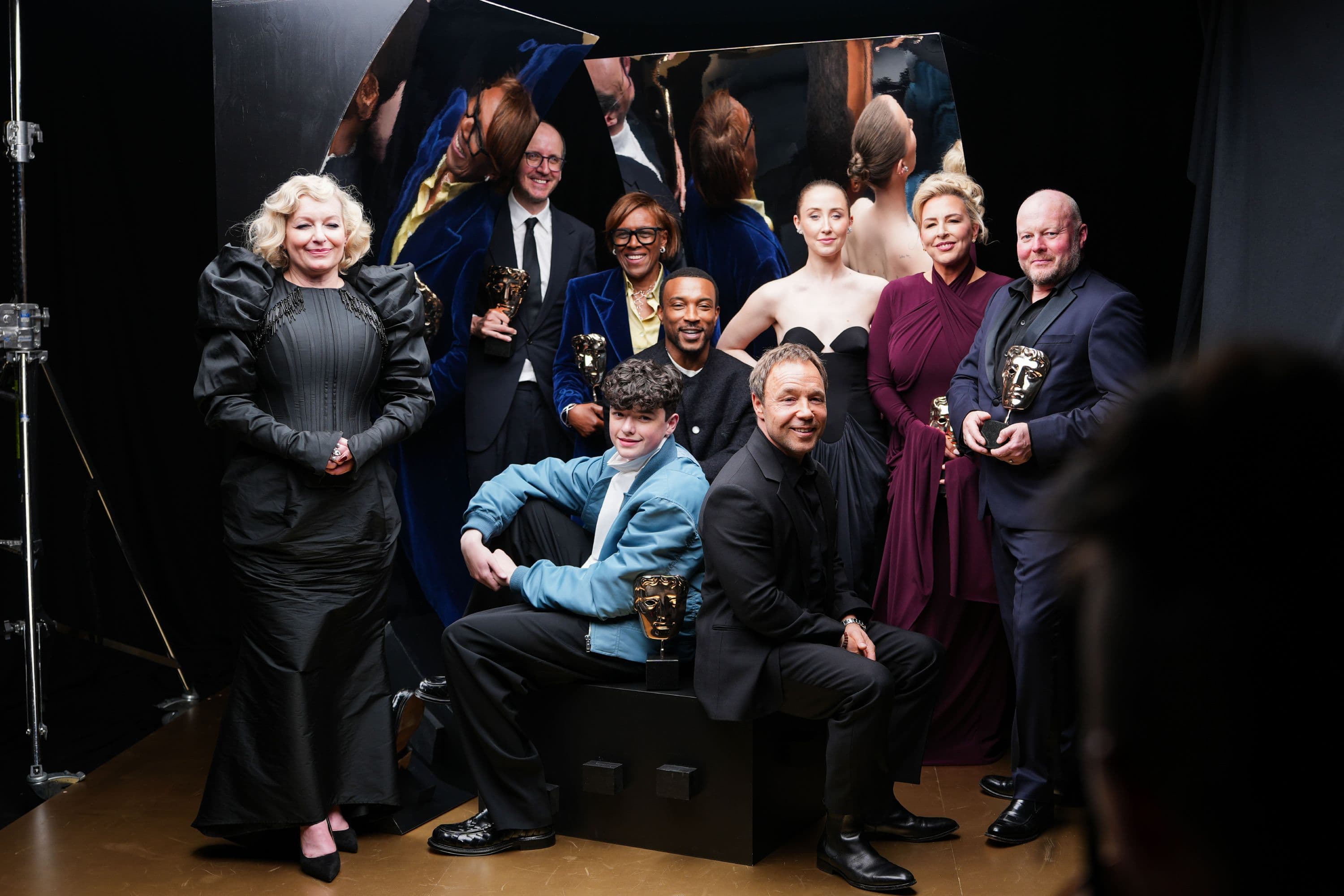 Christine Tremarco, Ashley Walters, Erin Doherty, Owen Cooper, Stephen Graham, Jack Thorne, Jo Johnson, Mark Herbert y Hannah Walters posan con sus estatuillas tras la celebración en mayo de 2026 de la gala de los Premios BAFTA TV