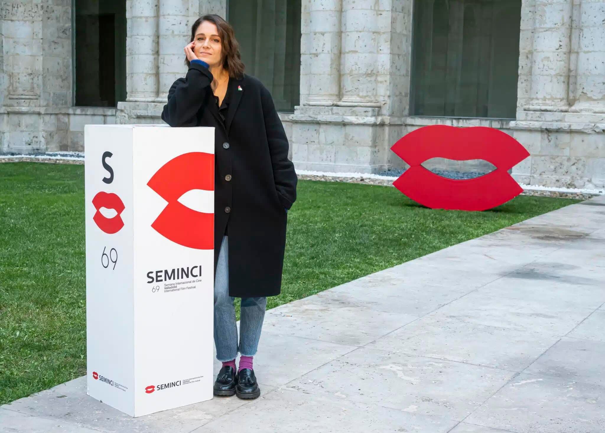 La actriz, directora y guionista Ariane Labed posa en la 69 edición de la Seminci de Valladolid, donde presentó su ópera prima, 'Septiembre dice'