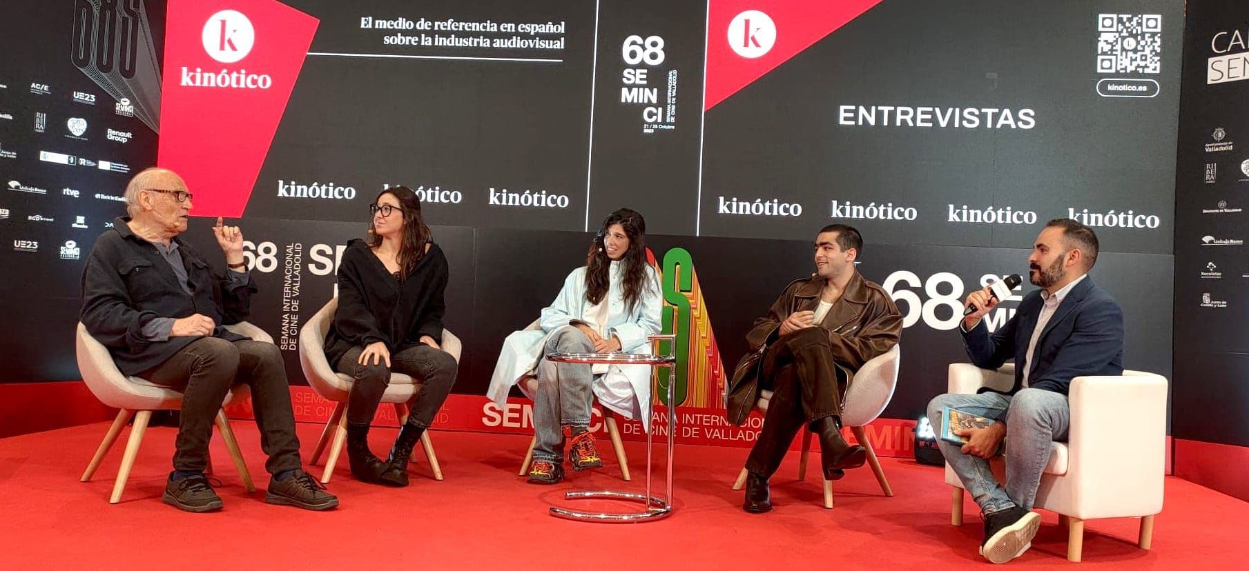 El equipo de 'On the go', con Manuel de Blas y Omar Ayuso (actores) y Julia de Castro y María Gisèle Royo (directoras), charla con David Martos en Seminci