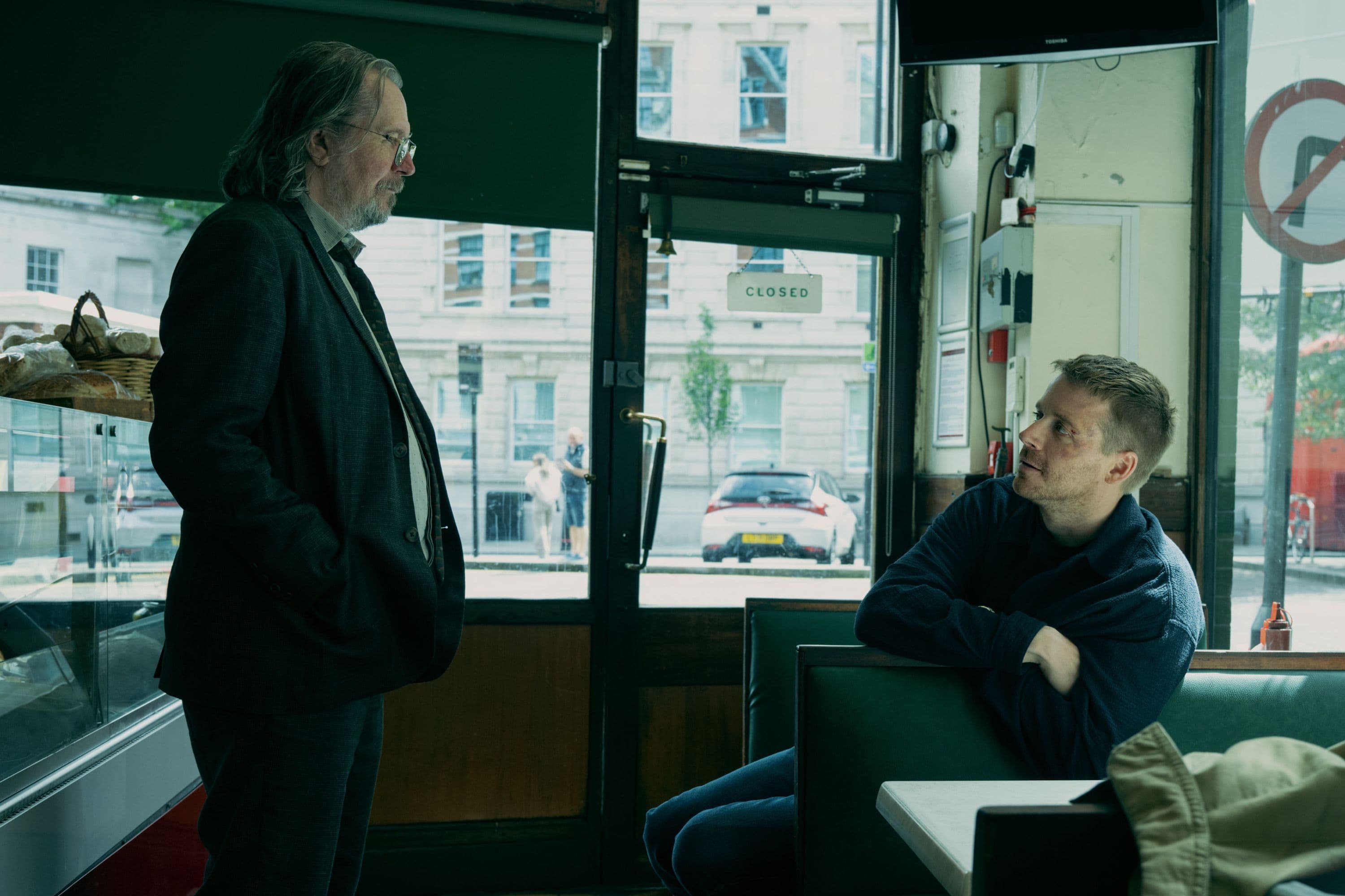 Los actores Gary Oldman y Jack Lowden en un fotograma de la quinta temporada de 'Slow horses'