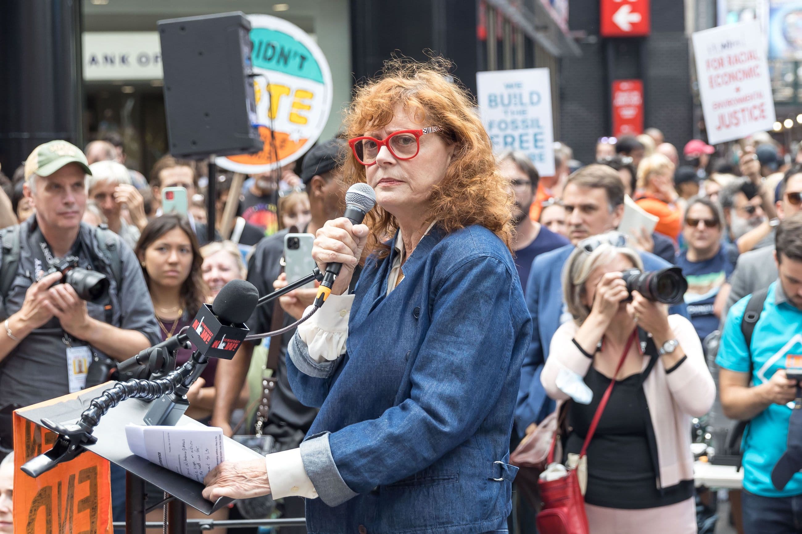 La actriz Susan Sarandon, en una manifestación en Nueva York contra las energías fósiles en septiembre de 2023