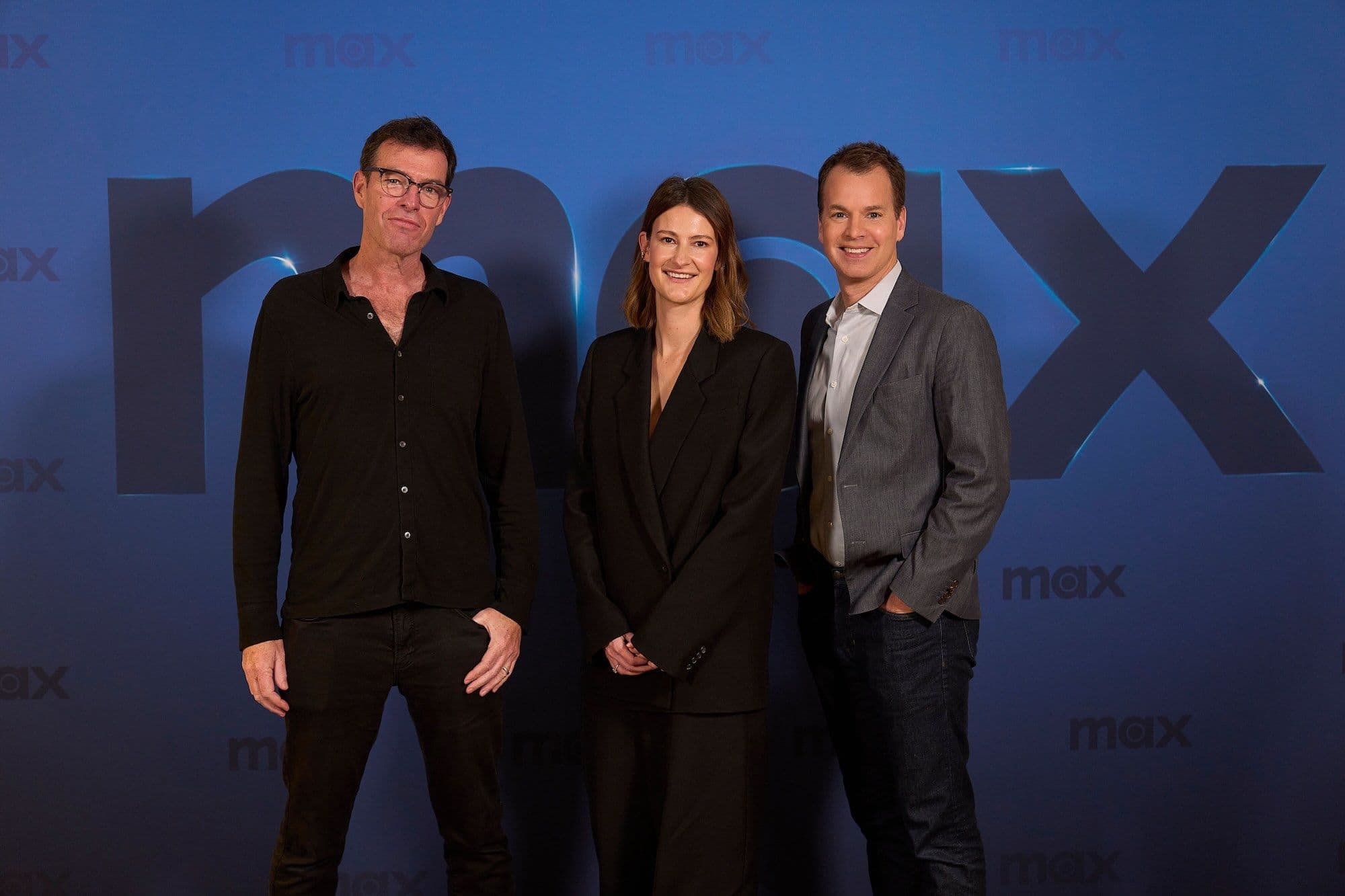 El director Mark Mylod, la showrunner Francesca Gardiner y el ejecutivo Casey Bloys posan en la presentación de Max en Londres
