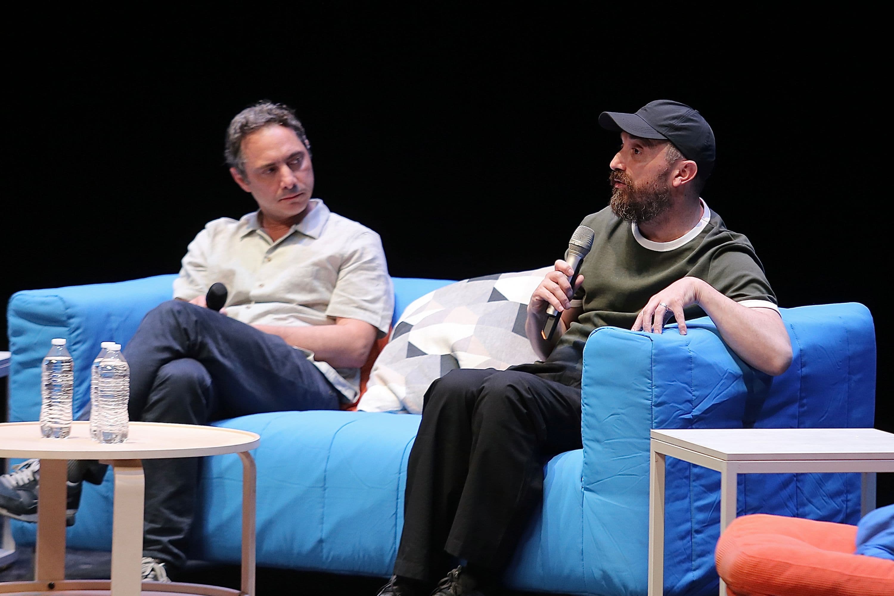 El director Pablo Larraín y el productor Juan de Dios Larraín durante la masterclass dada en abril de 2026 en el Festival Internacional de Cine en Guadalajara (FICG)