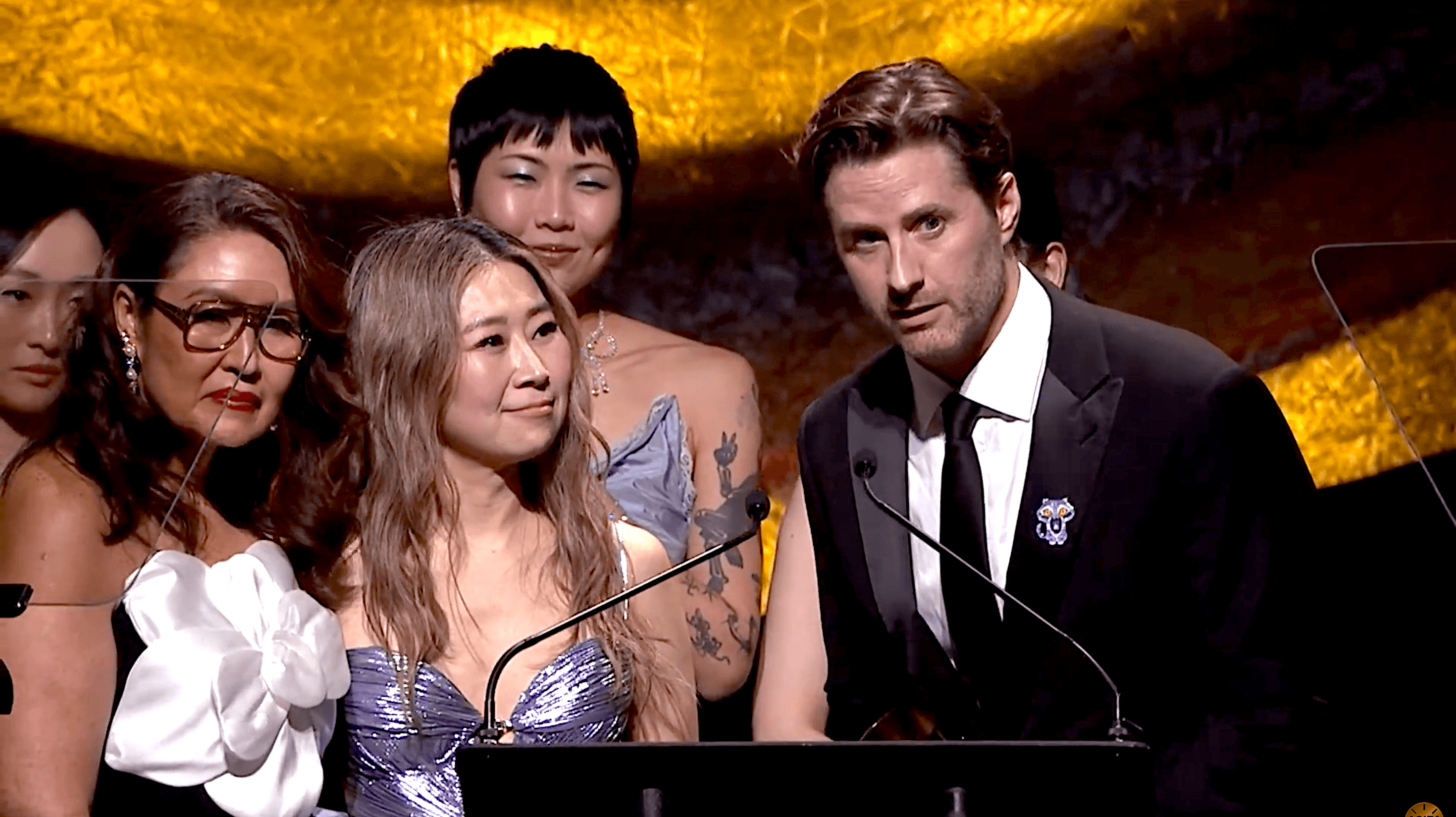 Los directores Maggie Kang y Chris Appelhans agradecen el Annie 2026 a la Mejor Película