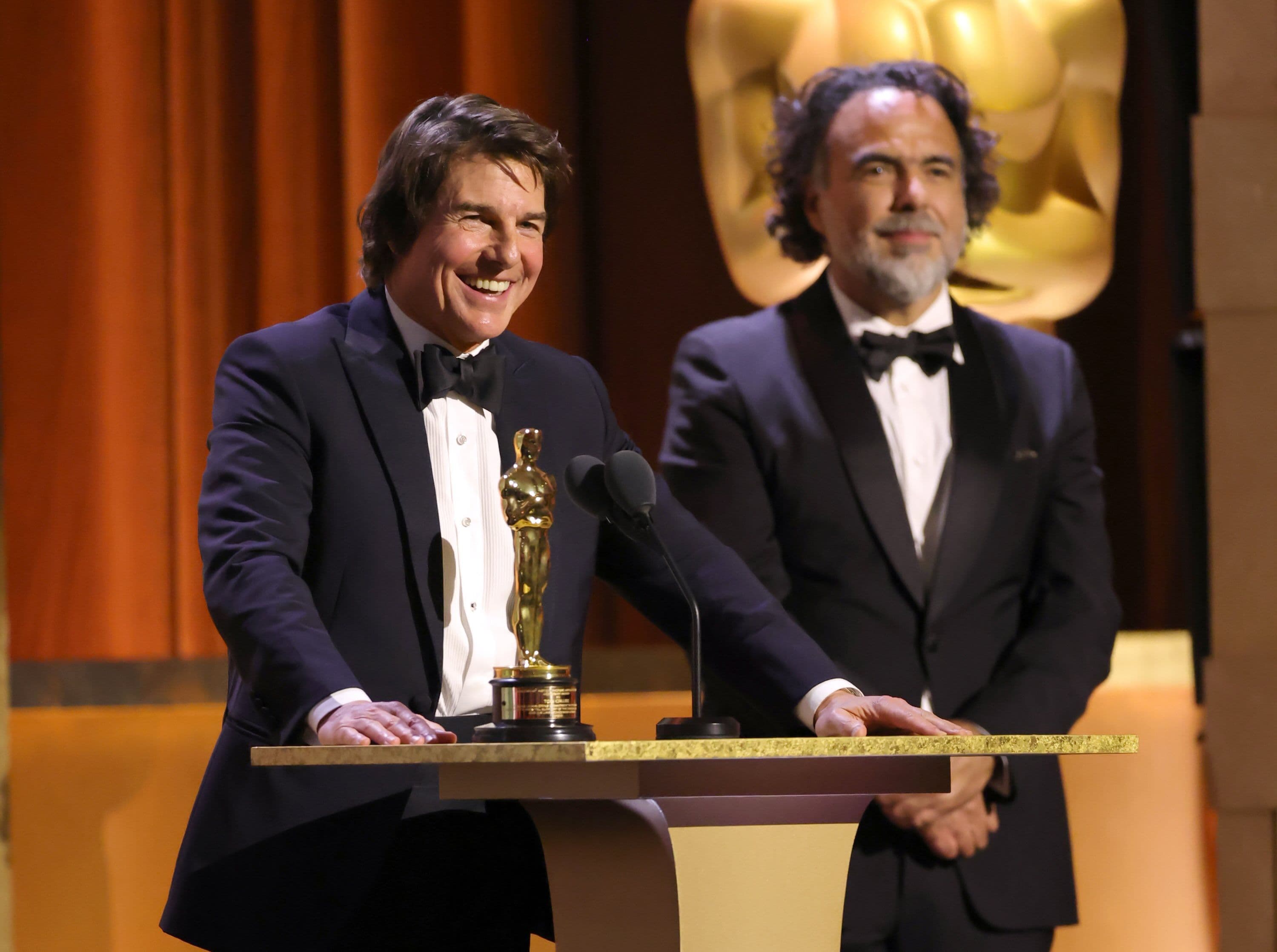 Tom Cruise recoge el Oscar honorífico de manos de Alejandro González Iñárritu, en los Governor Awards celebrados en noviembre de 2025