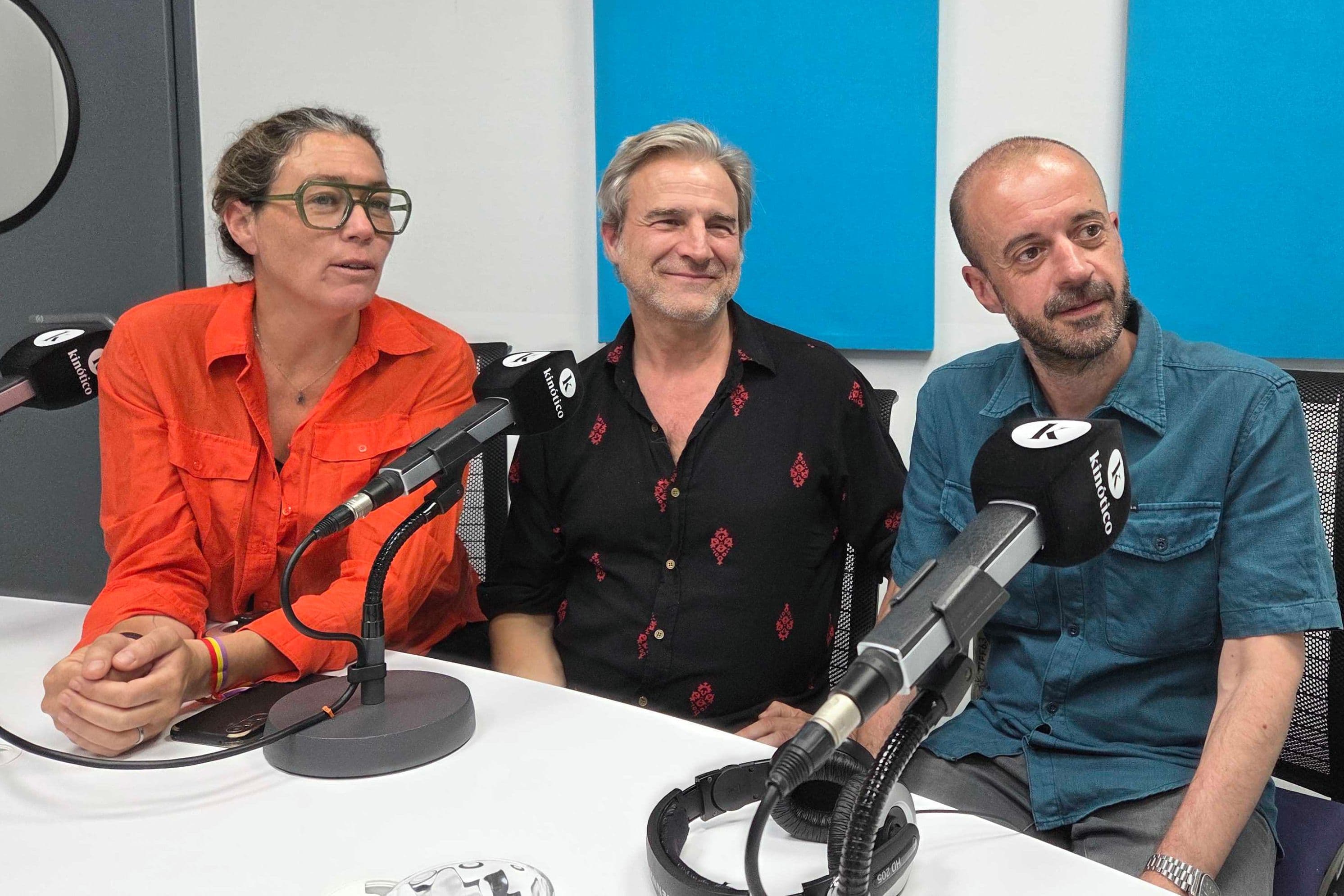 Merry Colomer, Alberto San Juan y Fernando Franco, productora, actor y director de 'La luz', en el estudio durante la grabación del podcast semanal de Kinótico 515 en junio de 2026