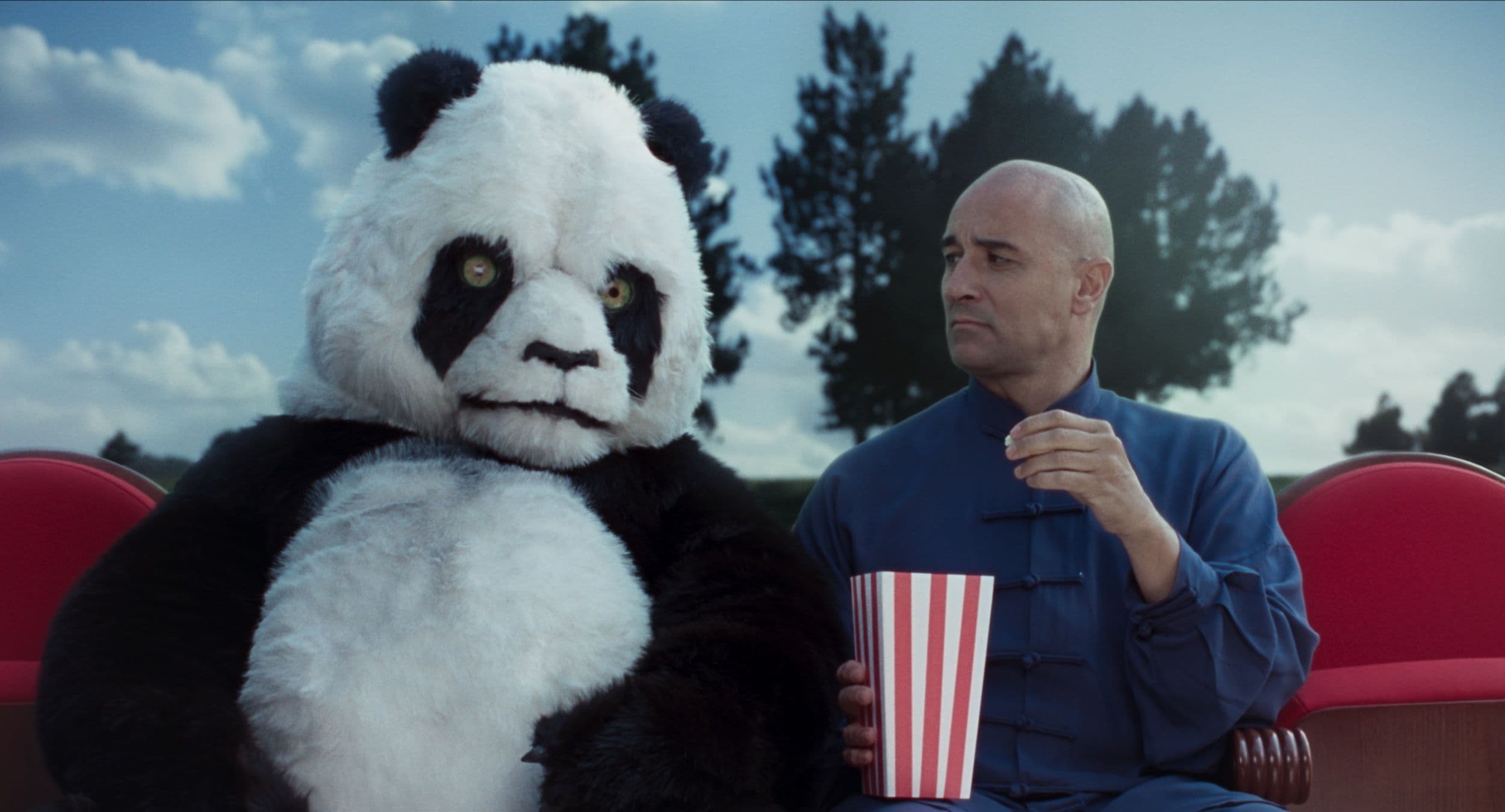 El oso panda y Alain Hernández en un fotograma promocional de 'Una pistola, una bala y un oso panda', de Oriol Cardús