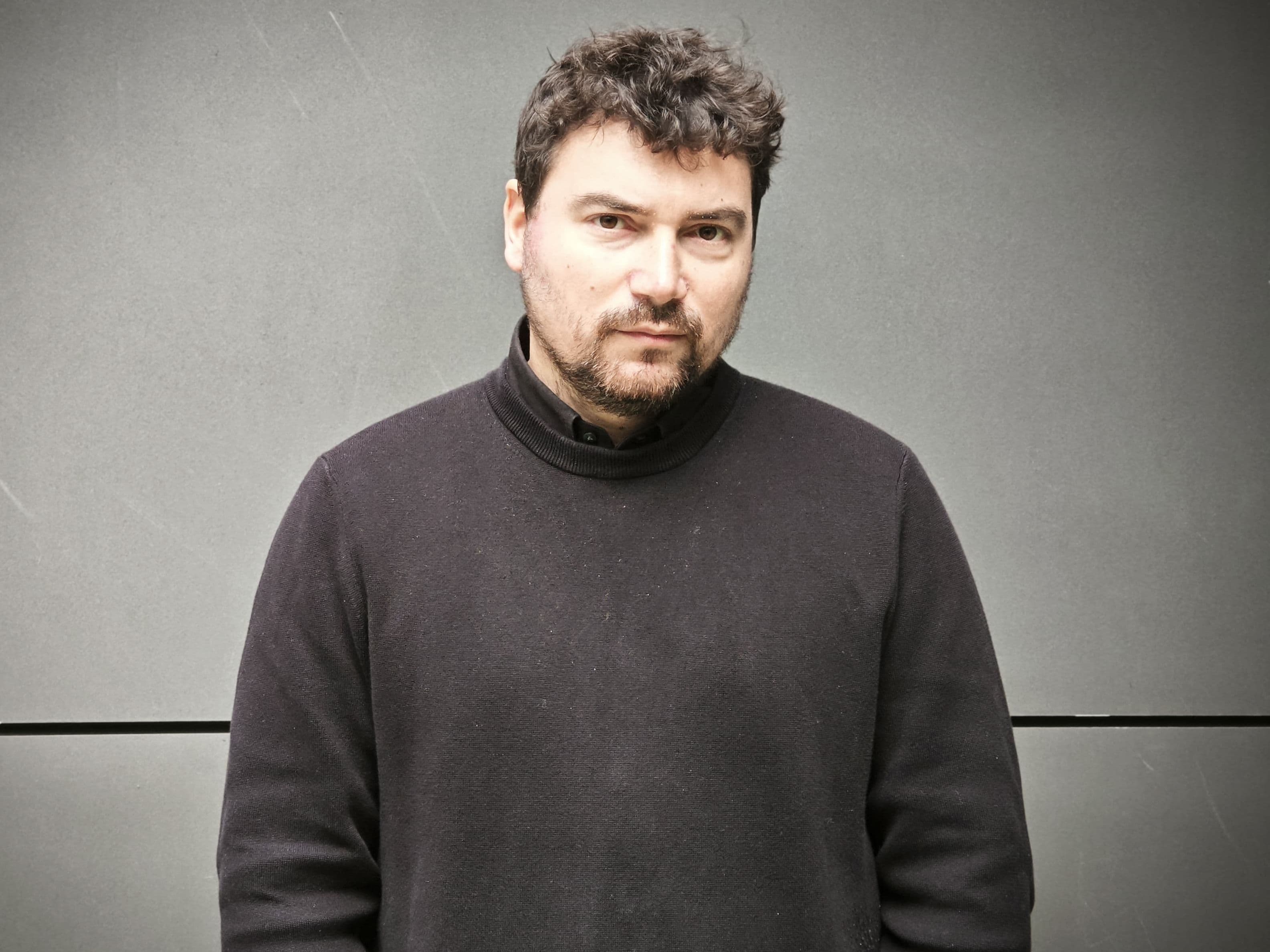 El director francés Jonathan Millet, en una imagen promocional de 'La red fantasma'