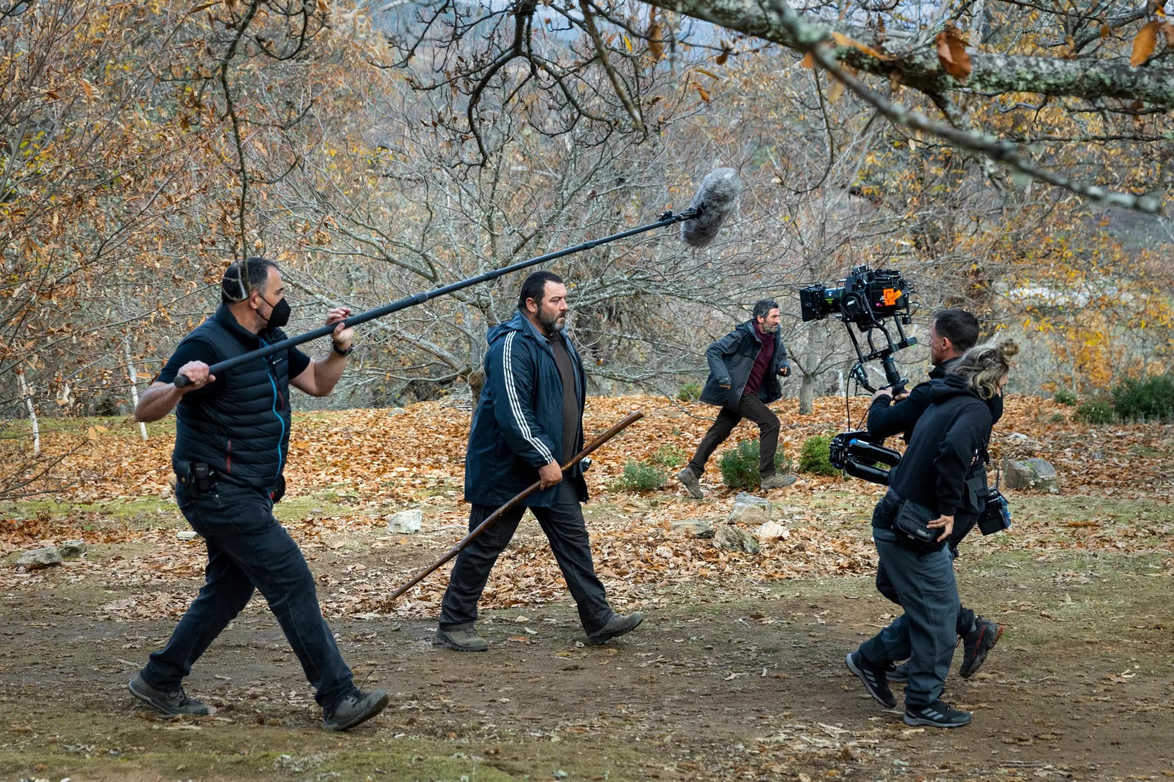 Los actores Denis Ménochet y Luis Zahera, en el centro, durante el rodaje de la película 'As bestas'