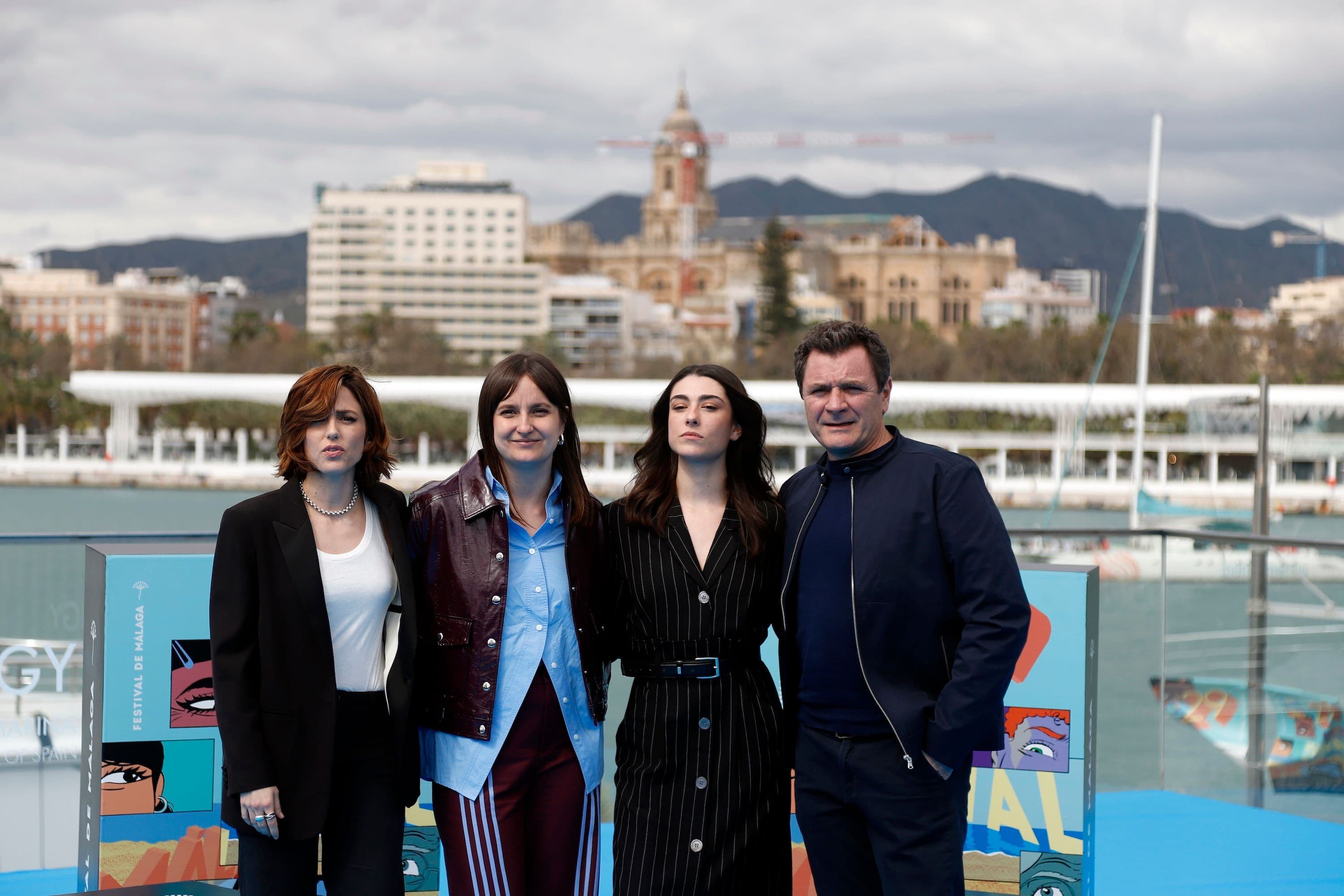 La directora Laura García Alonso, rodeada por los actores Marina Salas, Alba Sàez y Àlex Brendemühl, en el photocall de 'Corredora' durante el 29 Festival de Málaga