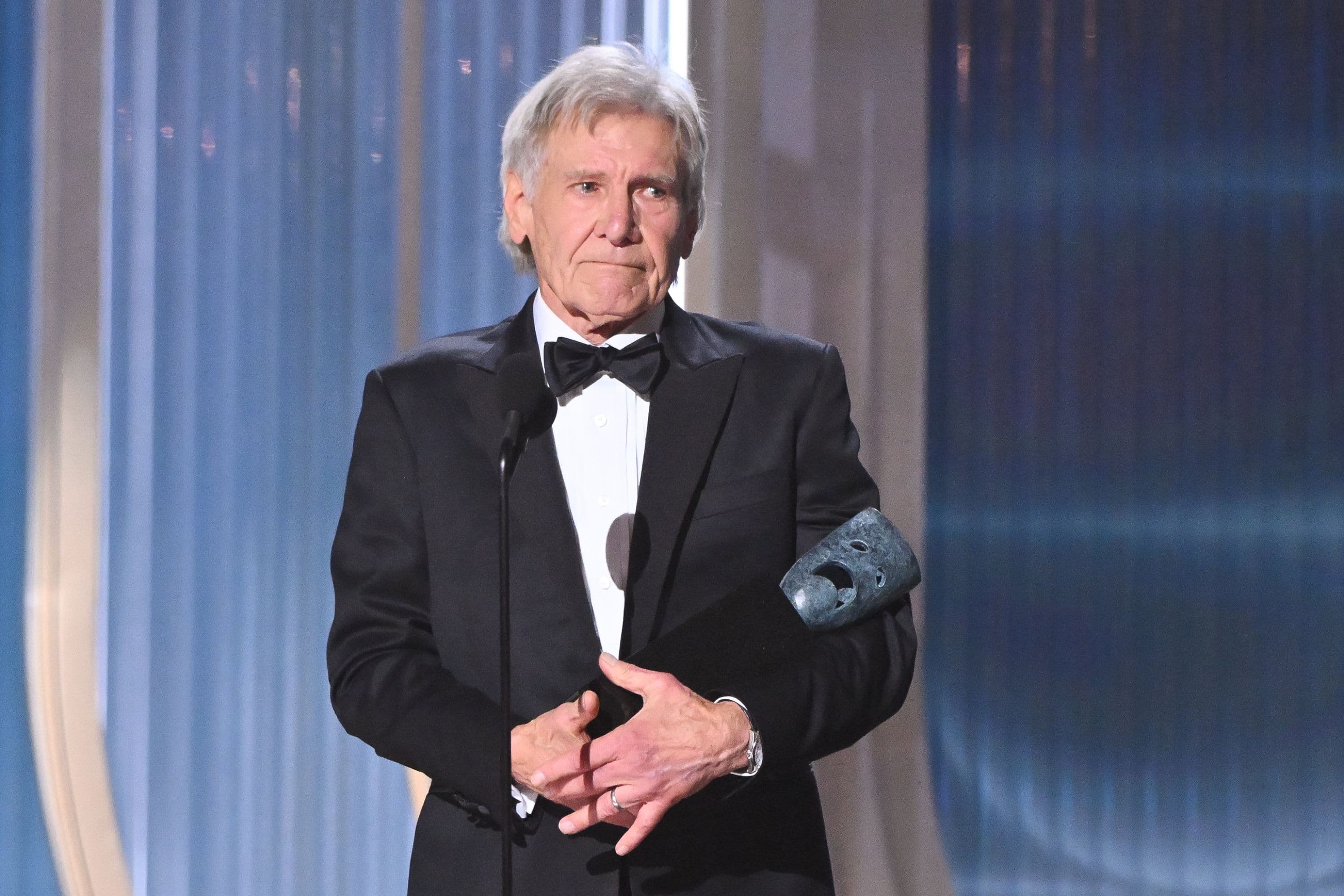 El actor Harrison Ford sostiene su premio honorífico en la edición 32 los premios del sindicato de actores SAG-AFTRA el 1 de marzo de 2026 en Los Angeles