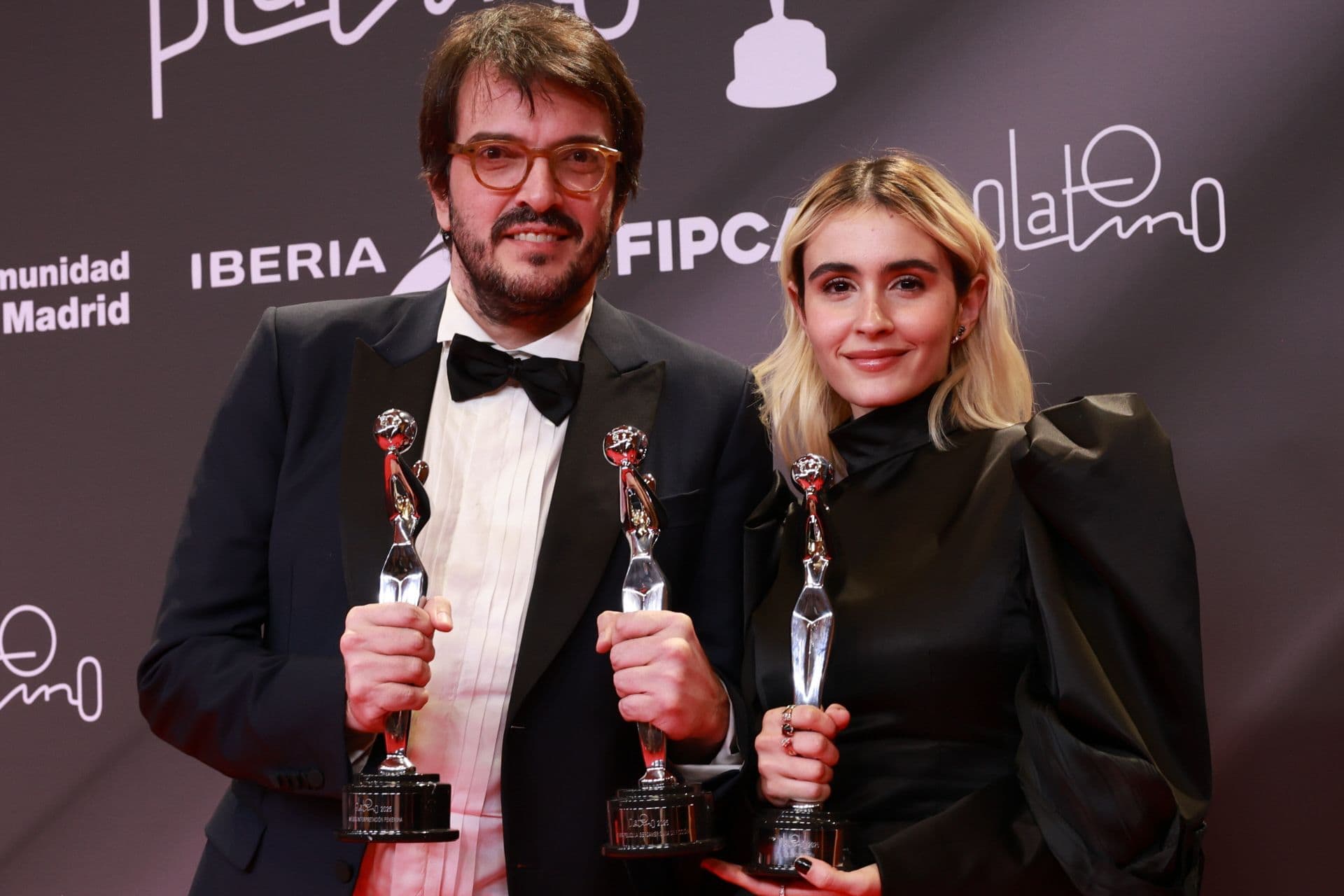 El productor Rodrigo Teixeira y la actriz Valentina Herszage en los Premios Platino 2025