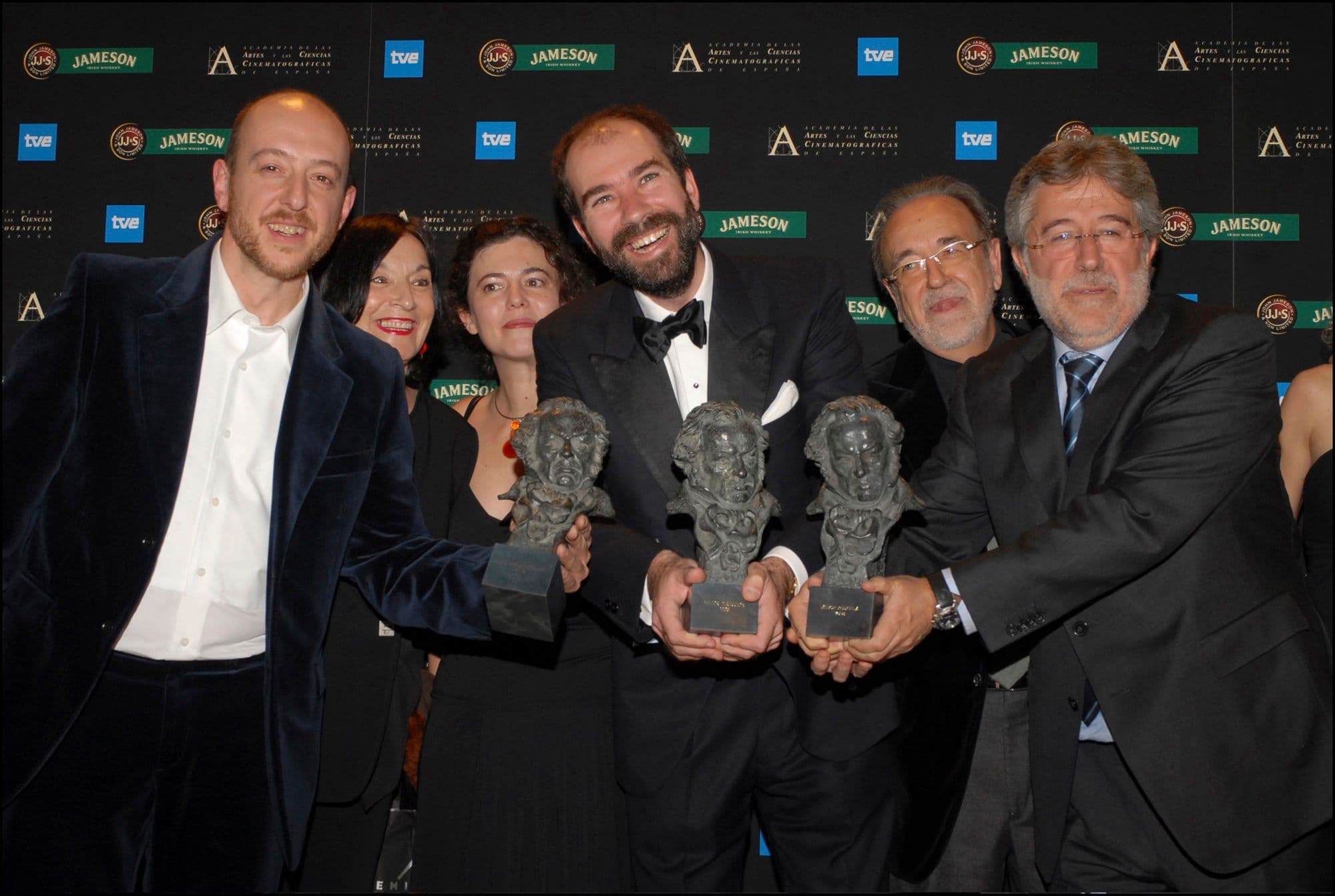 Jaime Rosales (centro) junto a los productores de 'La soledad', posando con el Goya a la Mejor Película