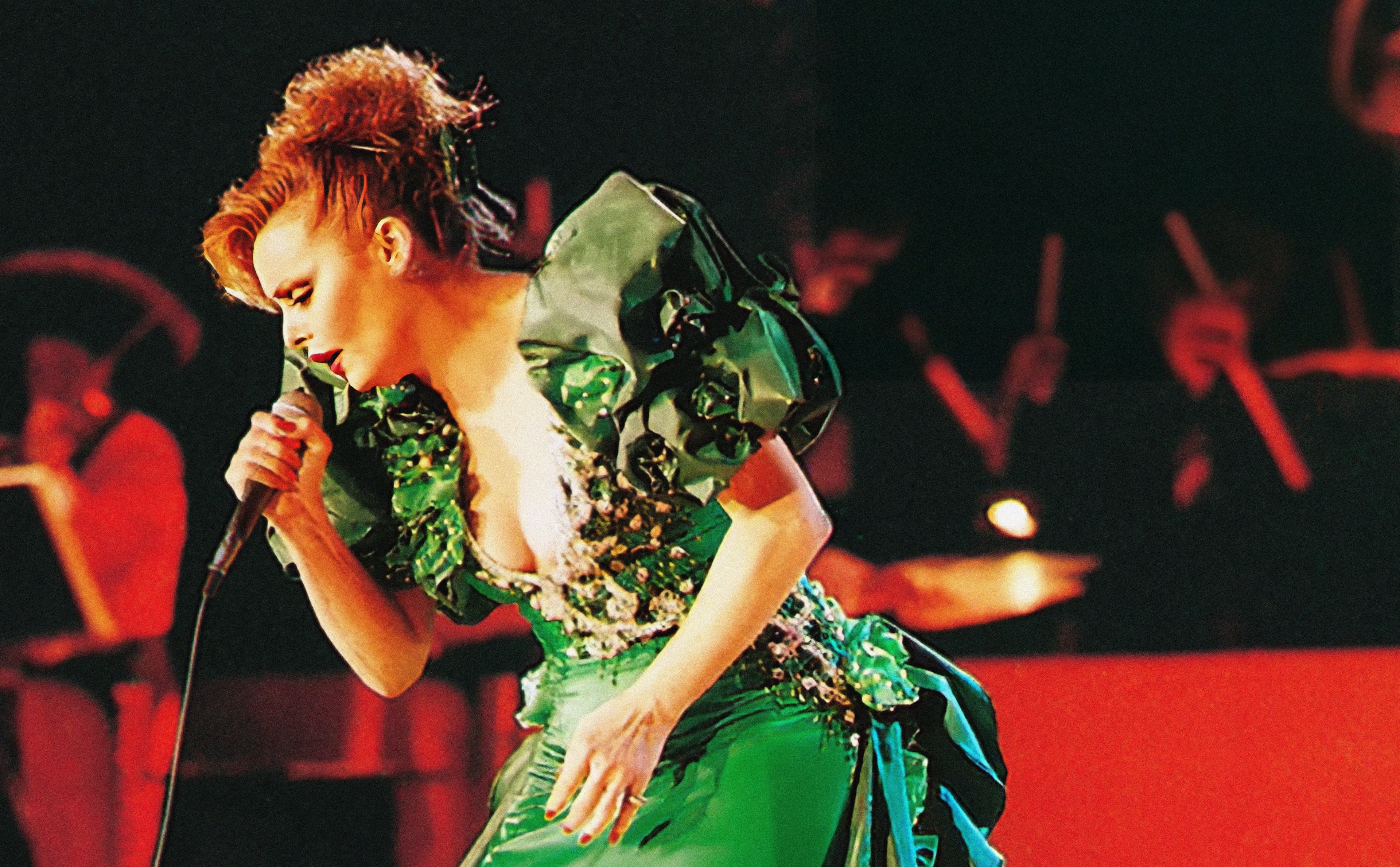 La cantante y actriz Rocío Dúrcal canta en el Auditorio Nacional de Ciudad de México el 22 de noviembre de 1991
