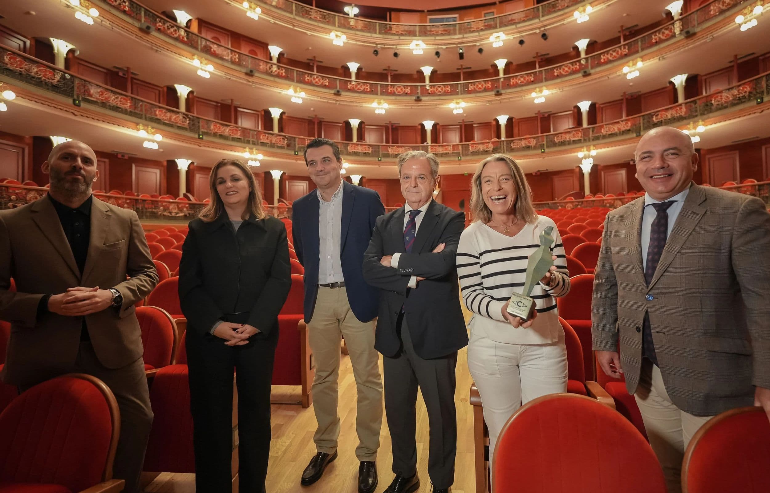 Marta Velasco, presidenta de la Academia de Cine de Andalucía, acompañada de diversas autoridades en el anuncio de Córdoba como ciudad que acogerá los IV Premios Carmen
