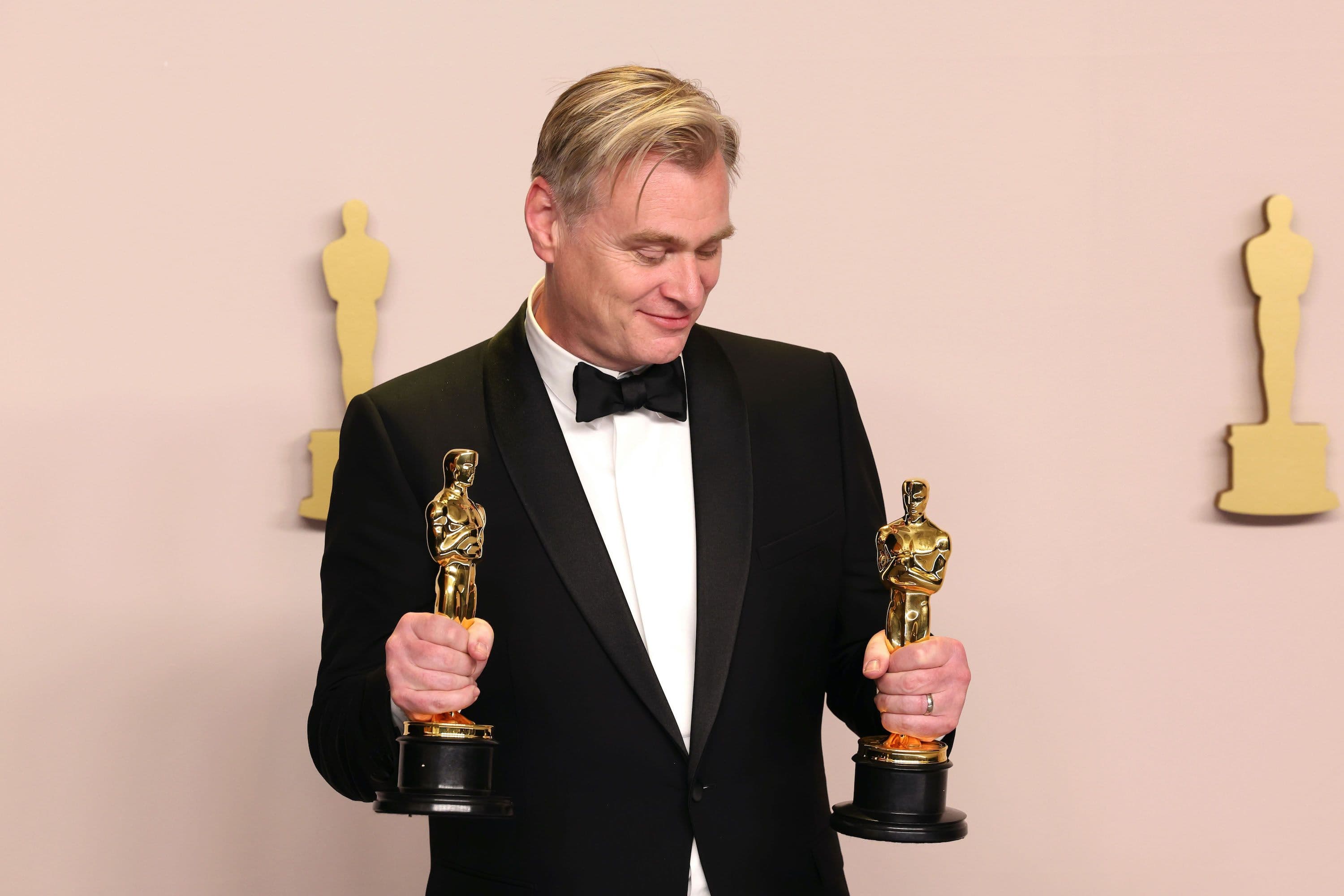 El director Christopher Nolan mira dos de los Oscar para 'Oppenheimer' tras la ceremonia de 2024