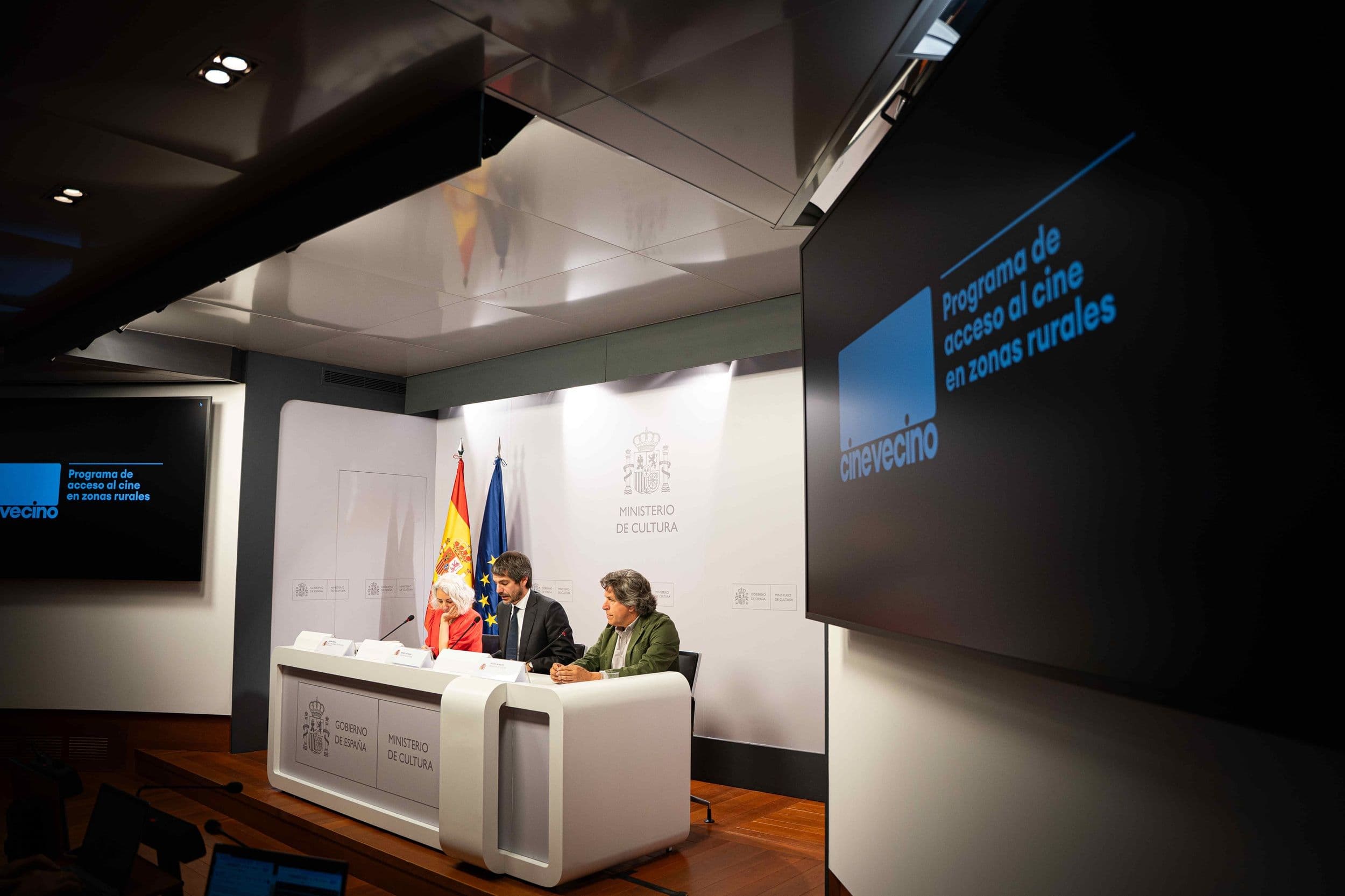 Jazmín Beirak, Ernest Urtasun y Miguel Morales en la presentación de la iniciativa 'Cine Vecino' en Madrid