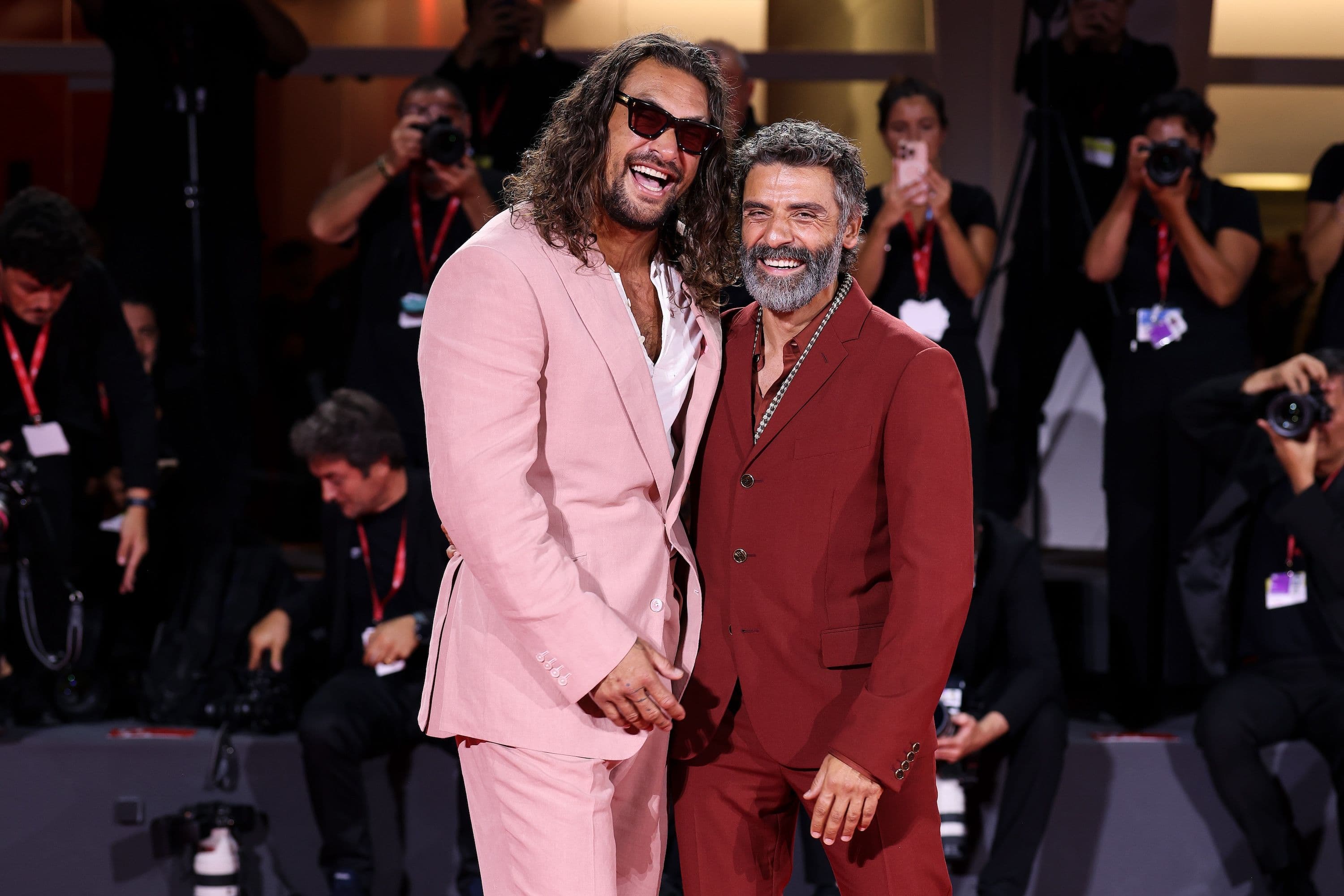 Los actores Jason Momoa y Oscar Isaac sonríen en la alfombra roja de 'In the hand of Dante' durante el Festival de Venecia 2025