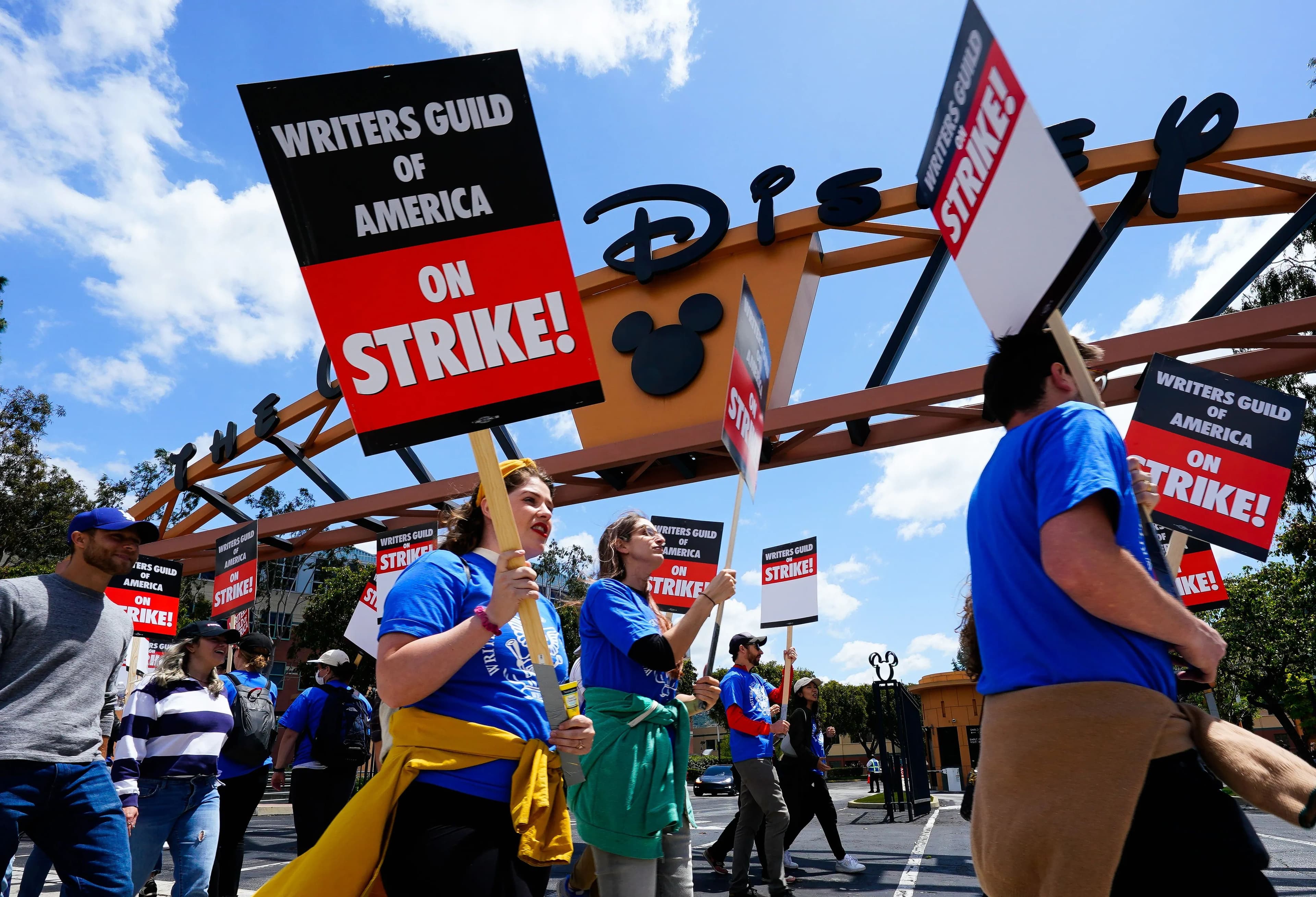 Manifestantes protestan ante la sede de Disney en Burbank durante la huelga de guionistas
