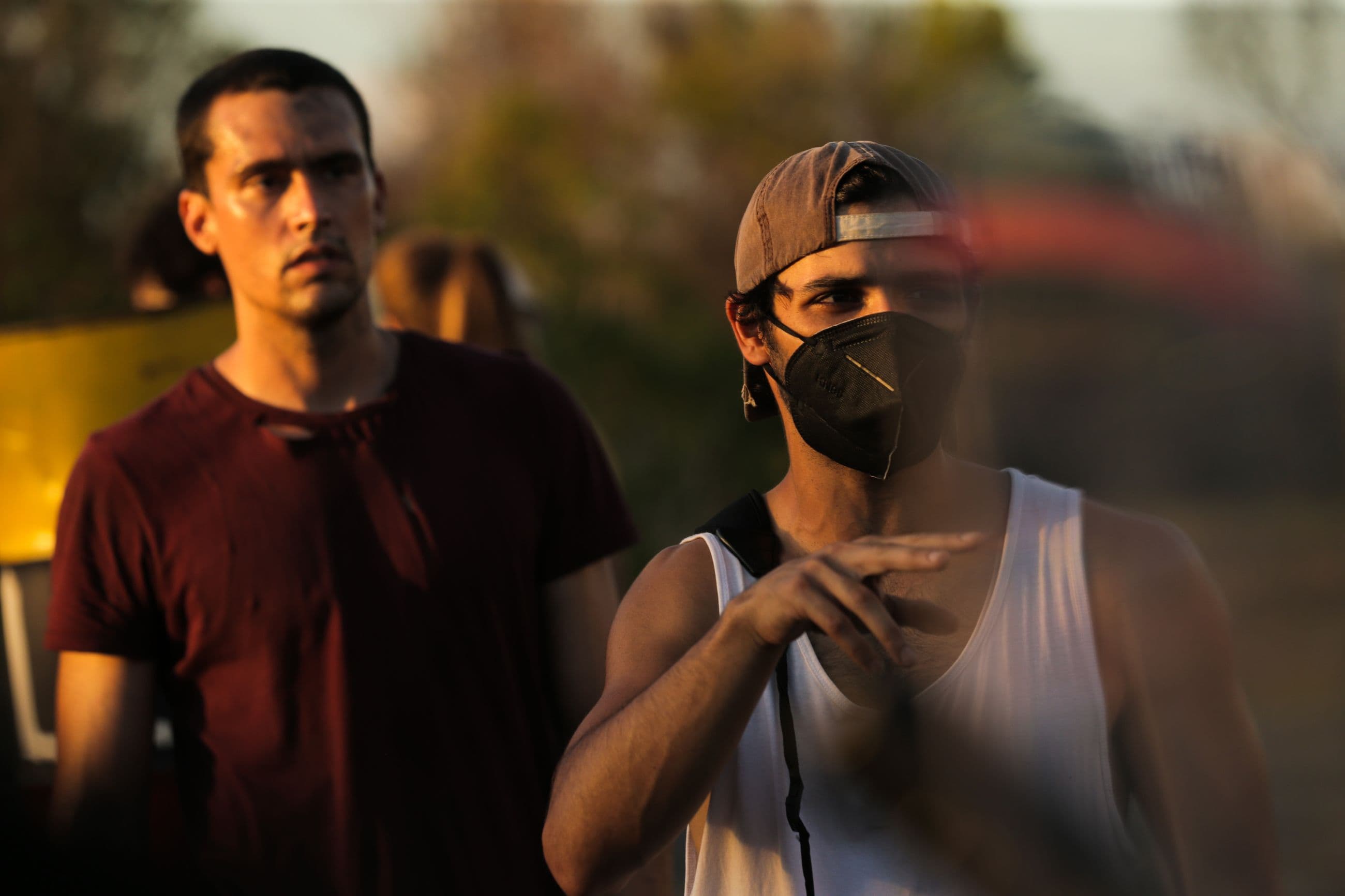 El director Diego Vicentini da órdenes durante el rodaje de la película 'Simón'