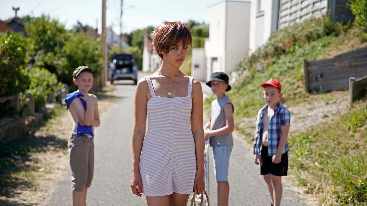 La actriz Lyna Khoudri en un fotograma de 'L'Empire', dirigida por Bruno Dumont