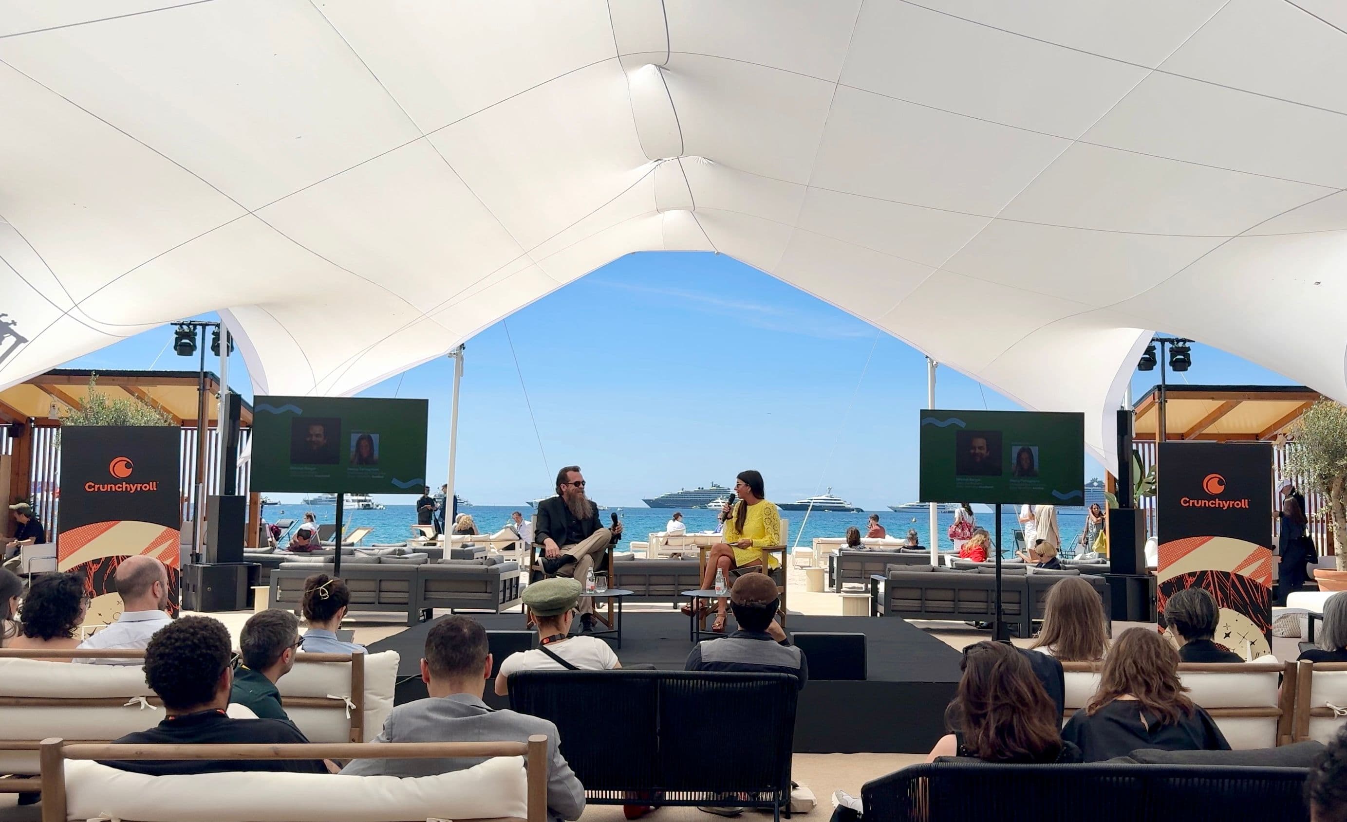 Mitchel Berger, vicepresidente de Crunchyroll, junto a la periodista de Deadline, Nancy Tartaglione, en el Festival de Cannes 2025
