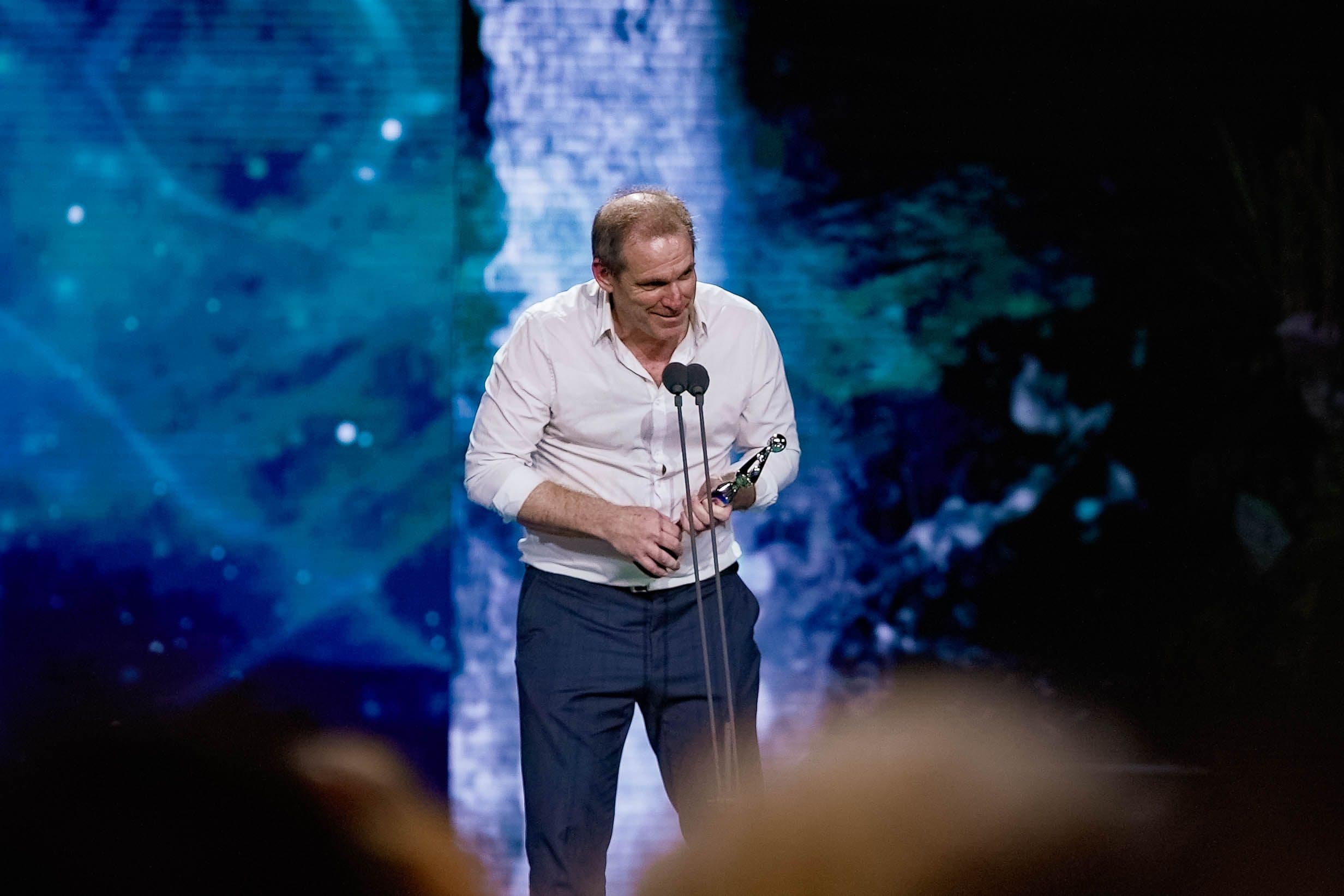 Bruno Stagnaro agradece el galardón al Mejor Creador de Serie por 'El Eternauta' en los Premios Platino 2026, en mayo de 2026