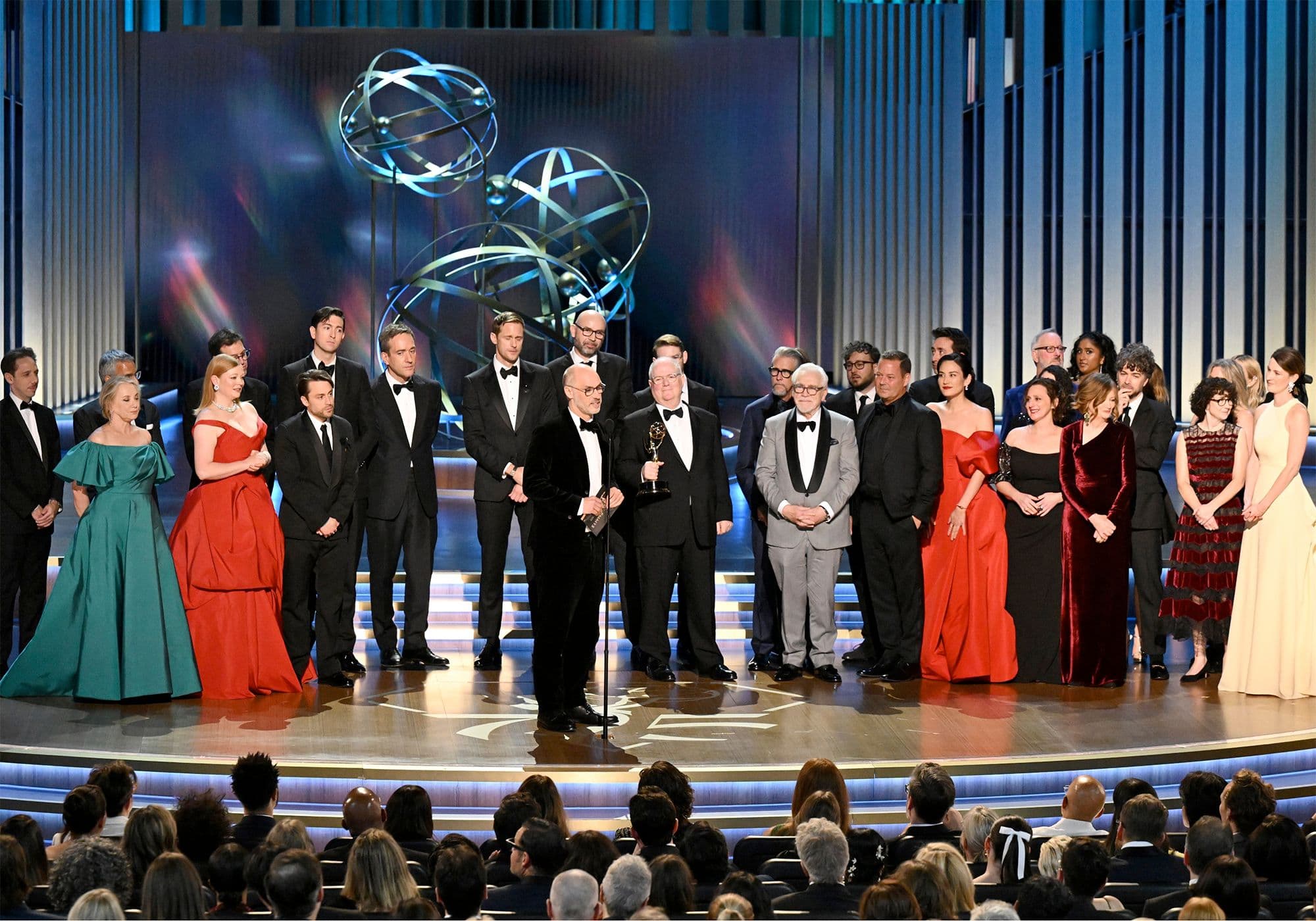 Fotografía de todo el equipo de la serie 'Succession' recogiendo el Emmy a Mejor Serie de drama en la edición 75