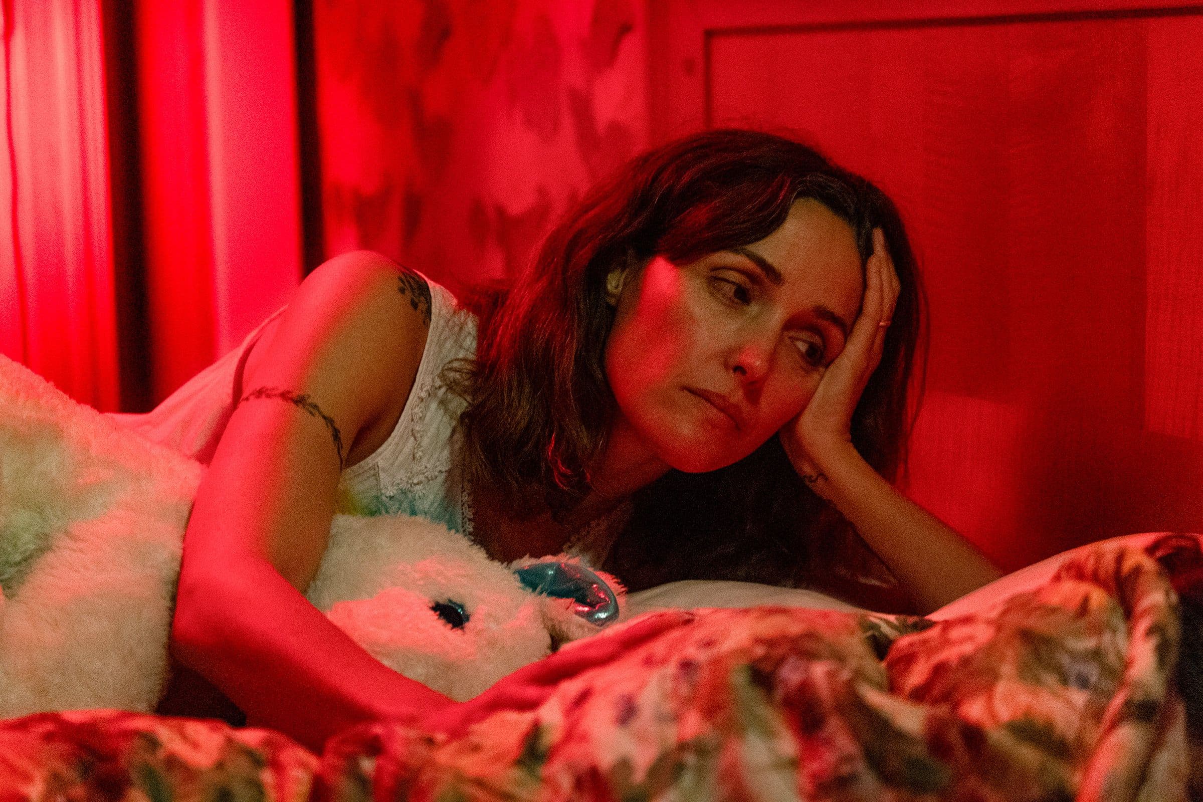 Rose Byrne en un fotograma promocional de 'Si pudiera, te daría una patada', de Mary Bronstein