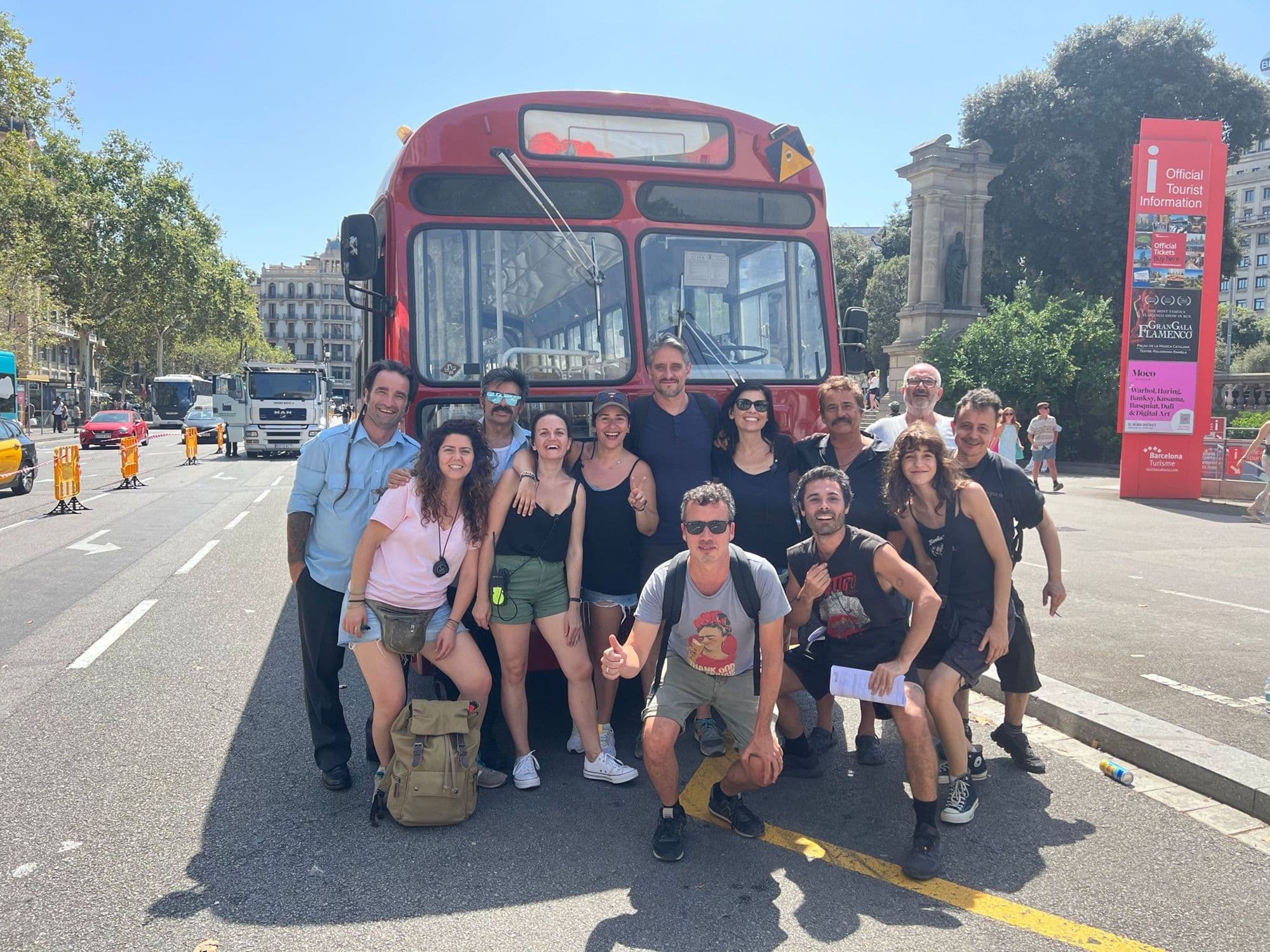 Iván López (primera persona por la derecha) junto al equipo artístico y técnico de 'El 47', en la plaça de Catalunya de Barcelona