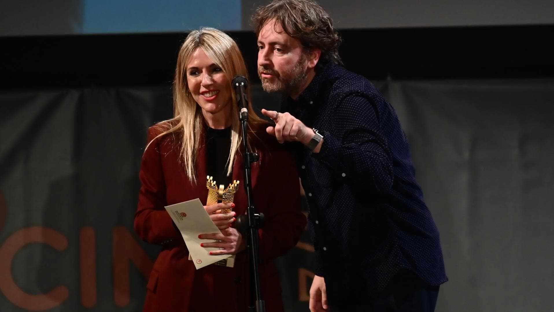 El director Daniel Sánchez Arévalo agradece el Roel de Oro en Medina del Campo 2025 por su cortometraje 'Pipiolos'