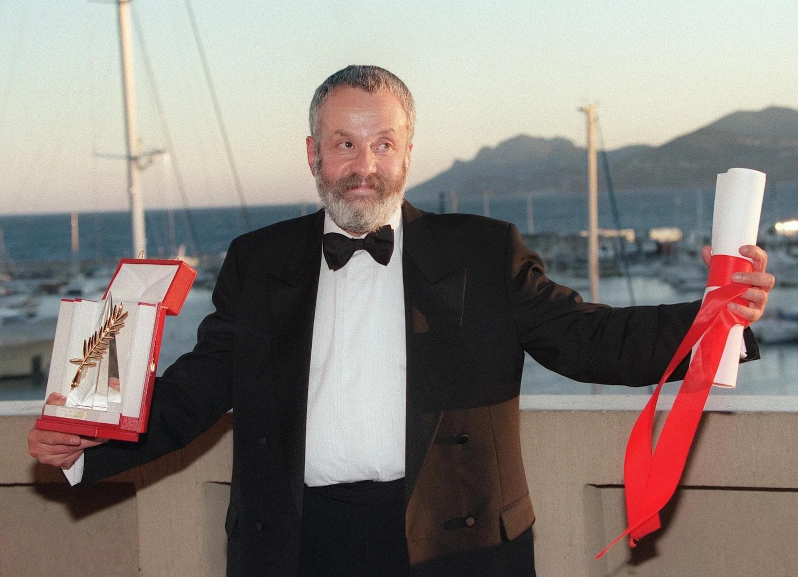 El director británico Mike Leigh recoge la Palma de Oro del Festival de Cannes 1996 por 'Secretos y mentiras'