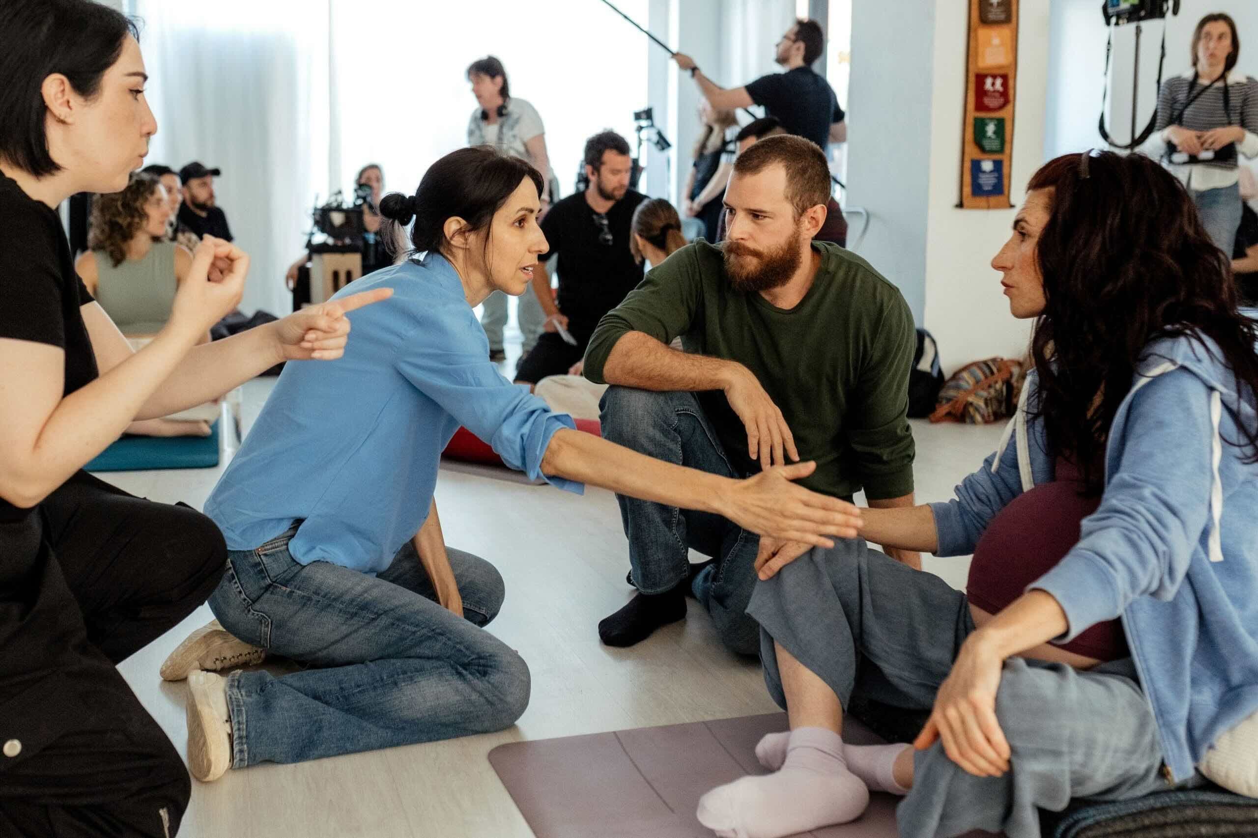 Eva Libertad, Álvaro Cervantes y Miriam Garlo, en el rodaje de 'Sorda'