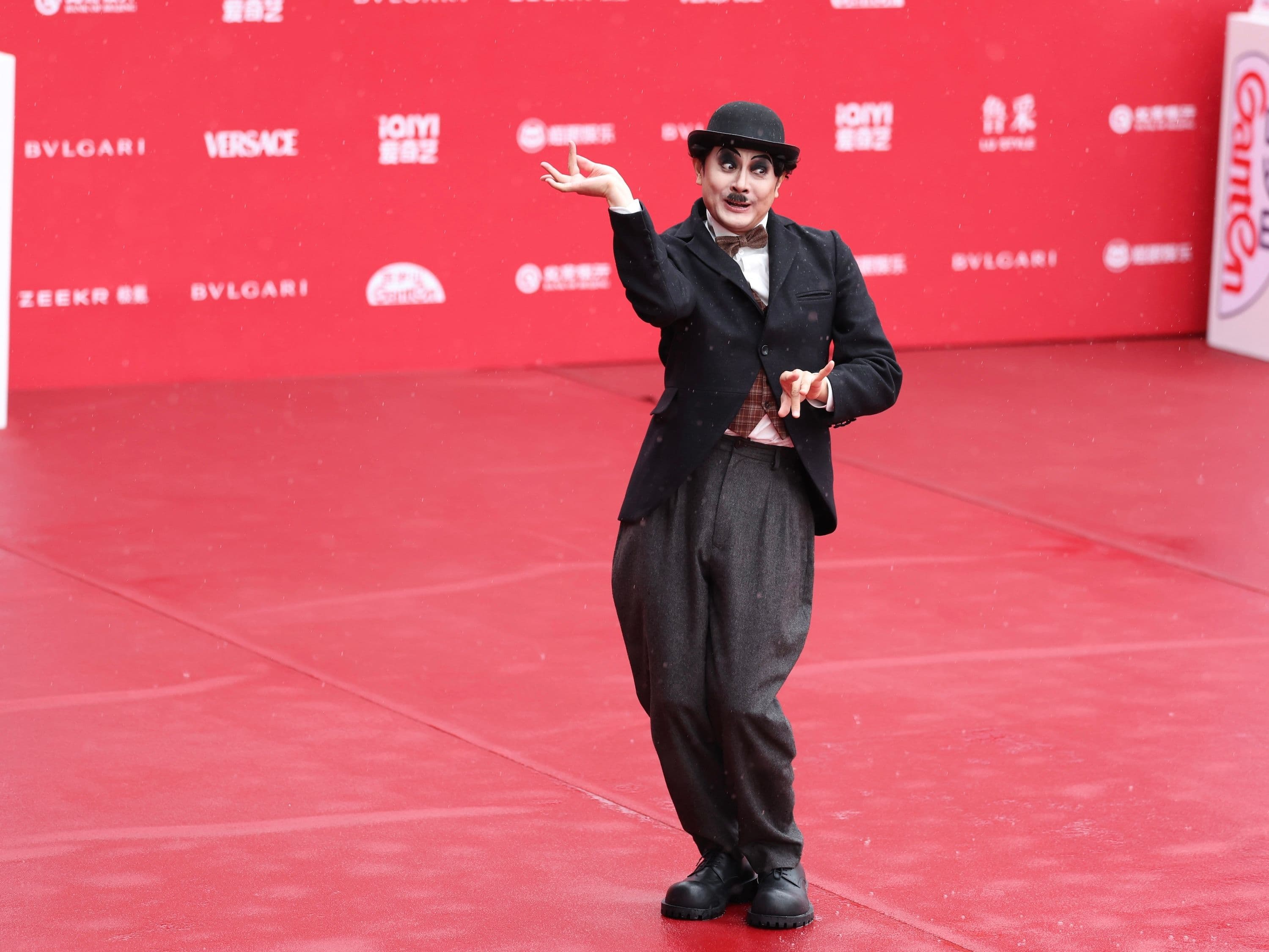 El actor chino Yin Xiaotian llega a la alfombra roja inaugural de Festival de Beijing 2025 caracterizado como Charlot