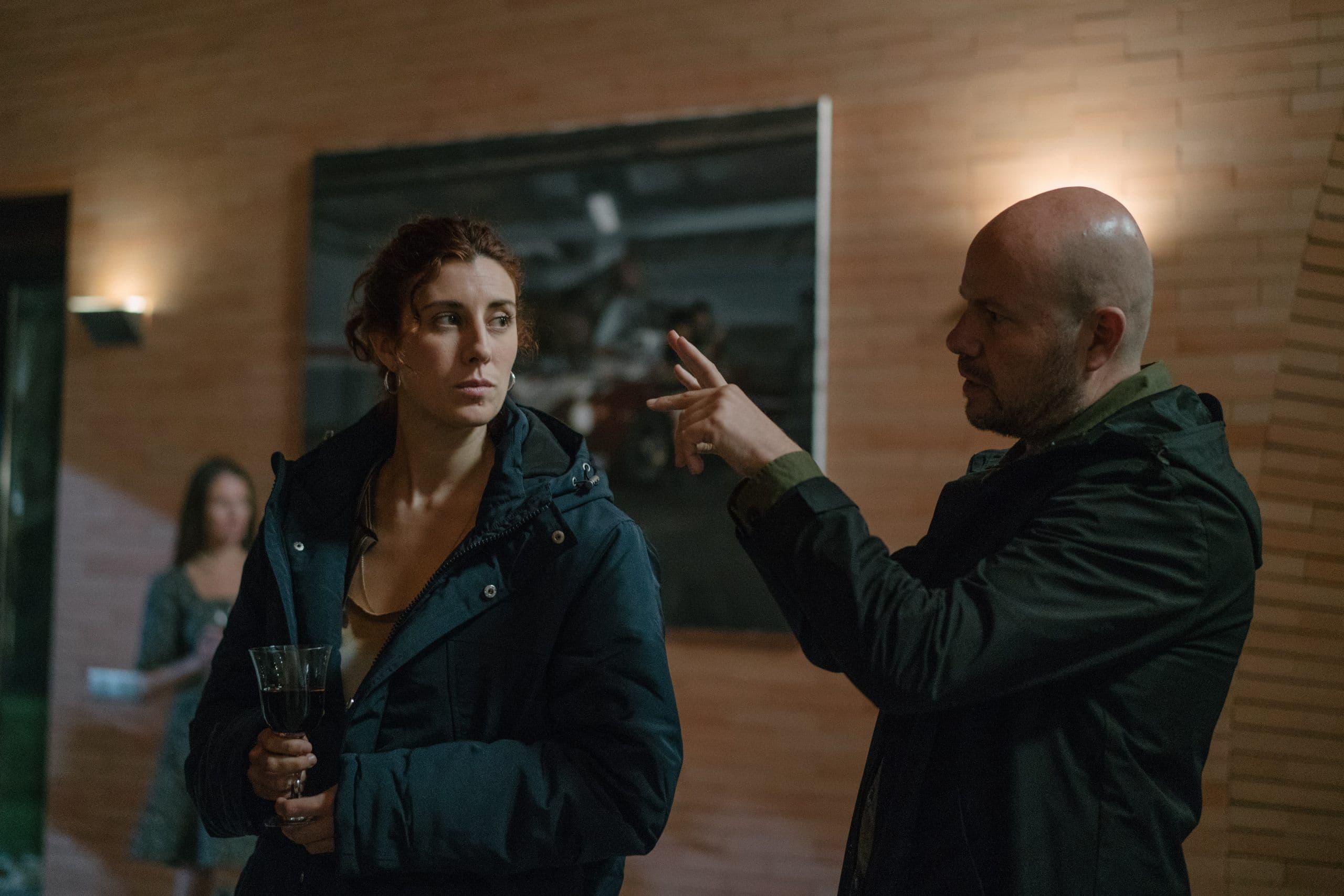 El director David Ulloa dando instrucciones a Elena Martín Gimeno durante el rodaje