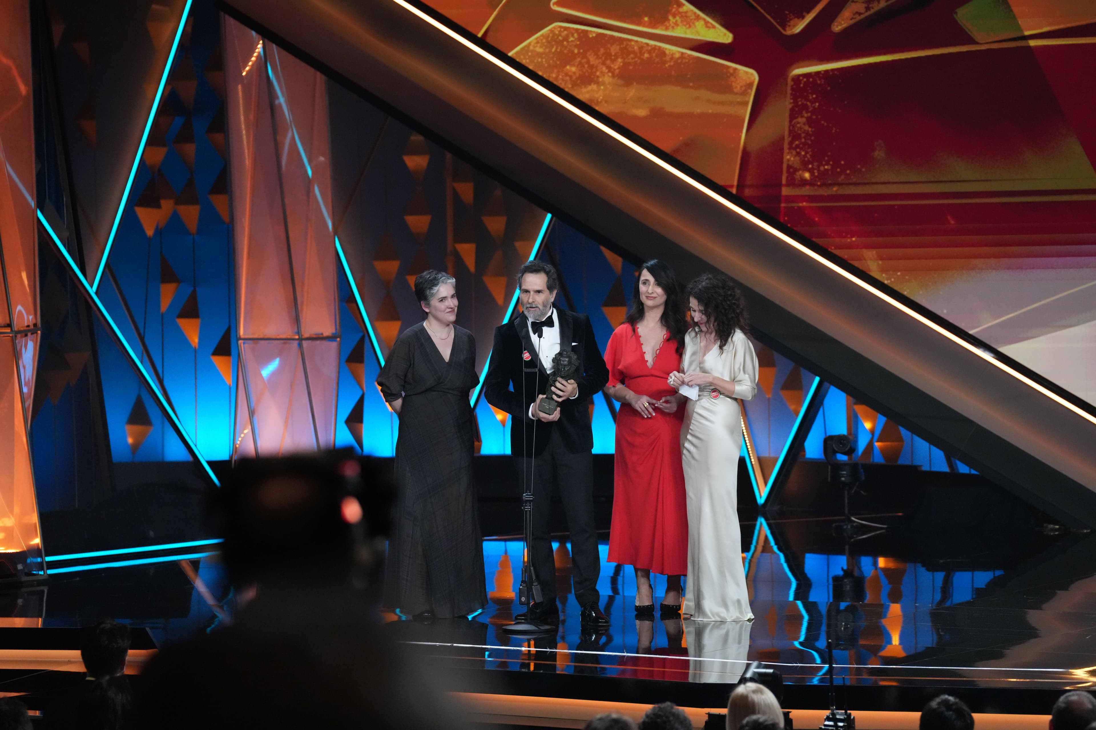Los productores Marisa F. Armenteros, Sandra Hermida, Nahikari Ipiña y Manu Calvo recogen el Goya a la Mejor Película por 'Los domingos' en 2026
