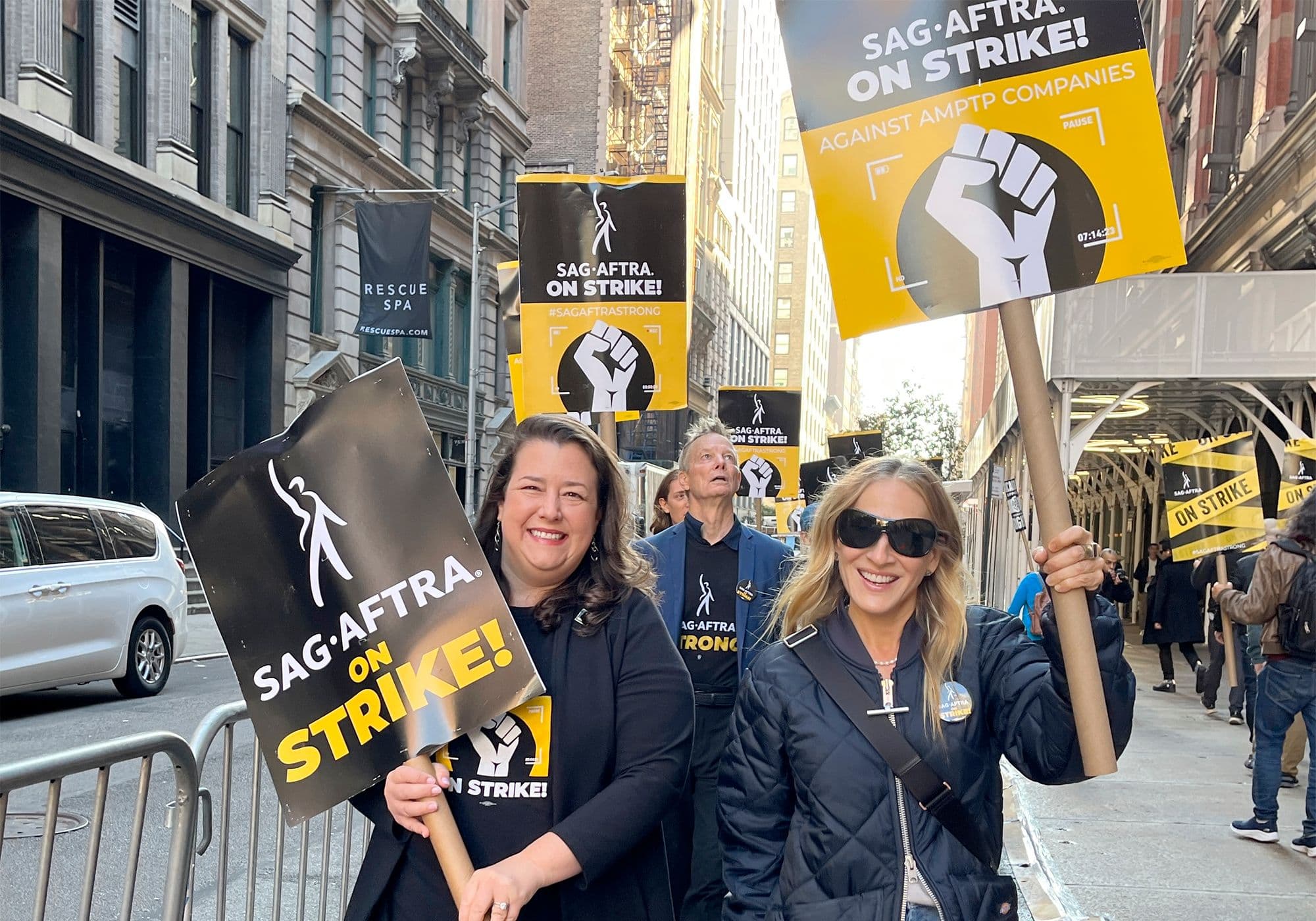 La actriz Sarah Jessica Parker en uno de los piquetes de la huelga de actores, que no cesan mientras las negociaciones continúan