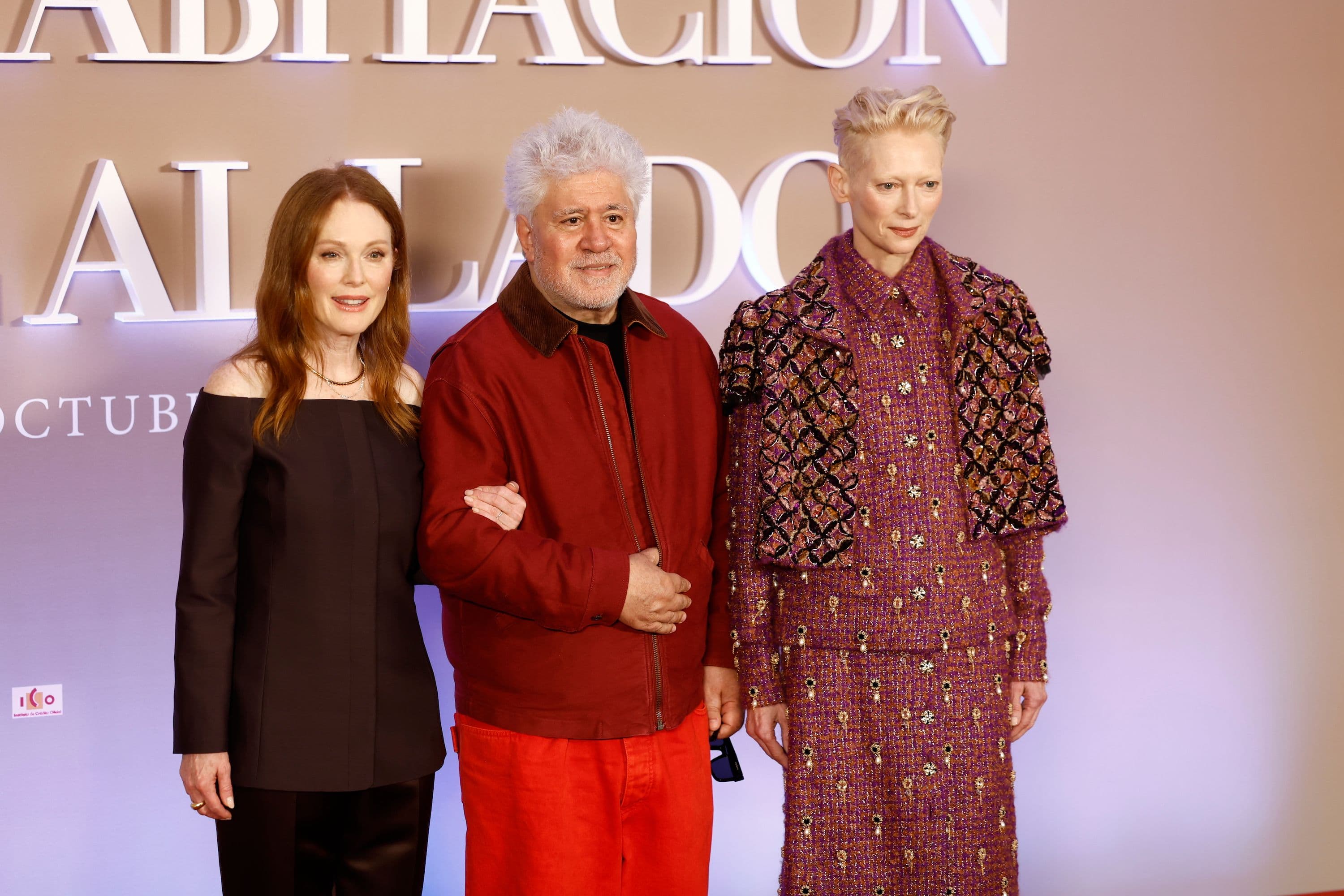 Julianne Moore, Pedro Almodóvar y Tilda Swinton, durante la presentación de 'La habitación de al lado' en Madrid