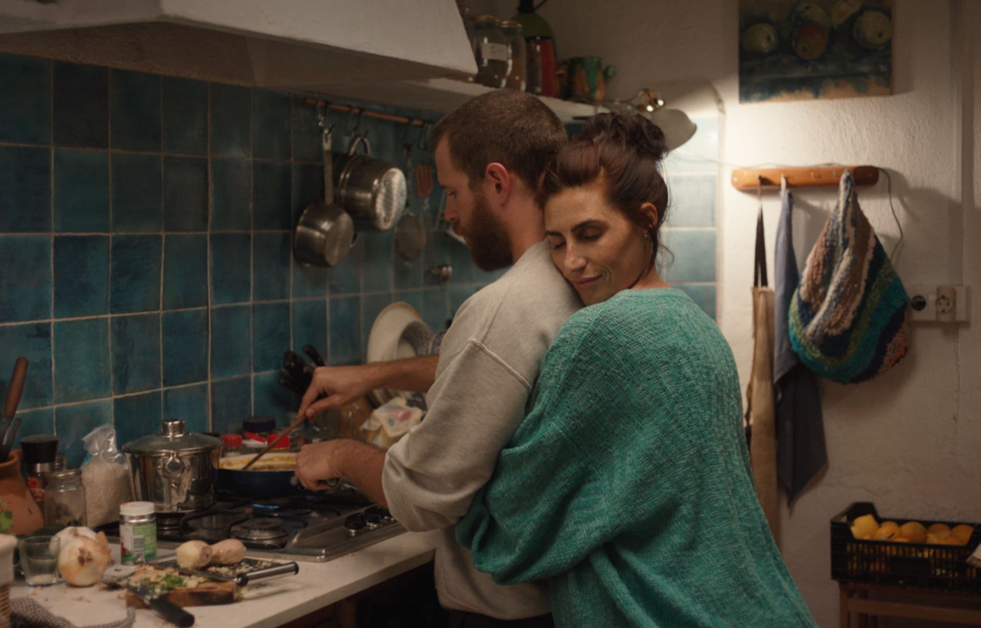 Miriam Garlo y Álvaro Cervantes en un fotograma de la película 'Sorda'