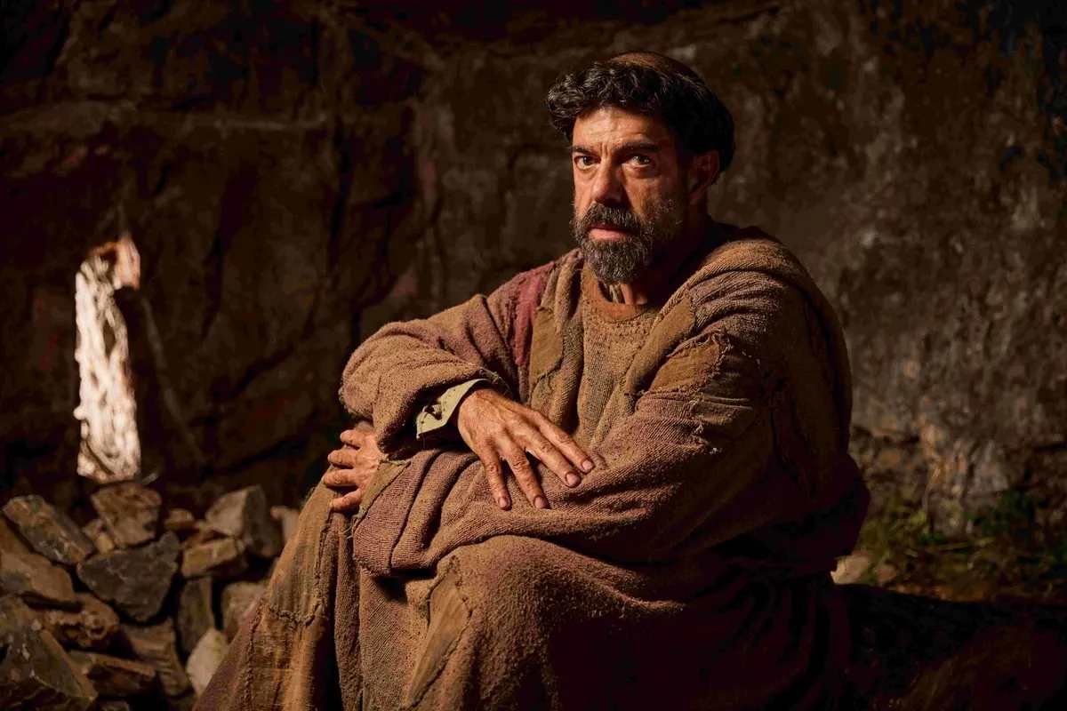El actor italiano Pierfrancesco Favino en un fotograma de la película 'Dio ride' (2026), dirigida por Giovanni Veronesi