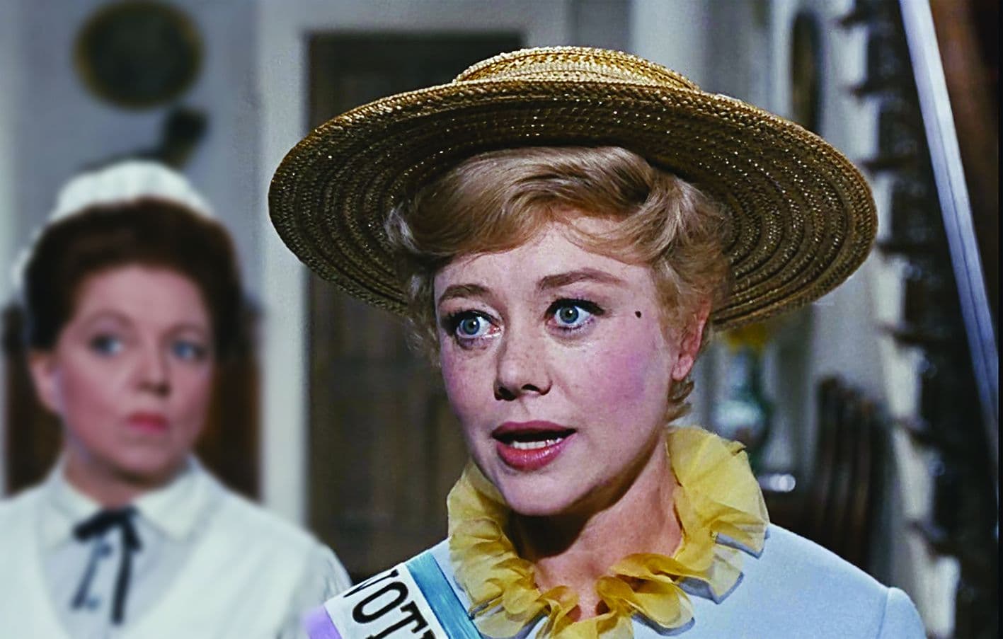 La actriz Glynis Johns, en primer término, junto a Hermione Baddeley en un fotograma de 'Mary Poppins'