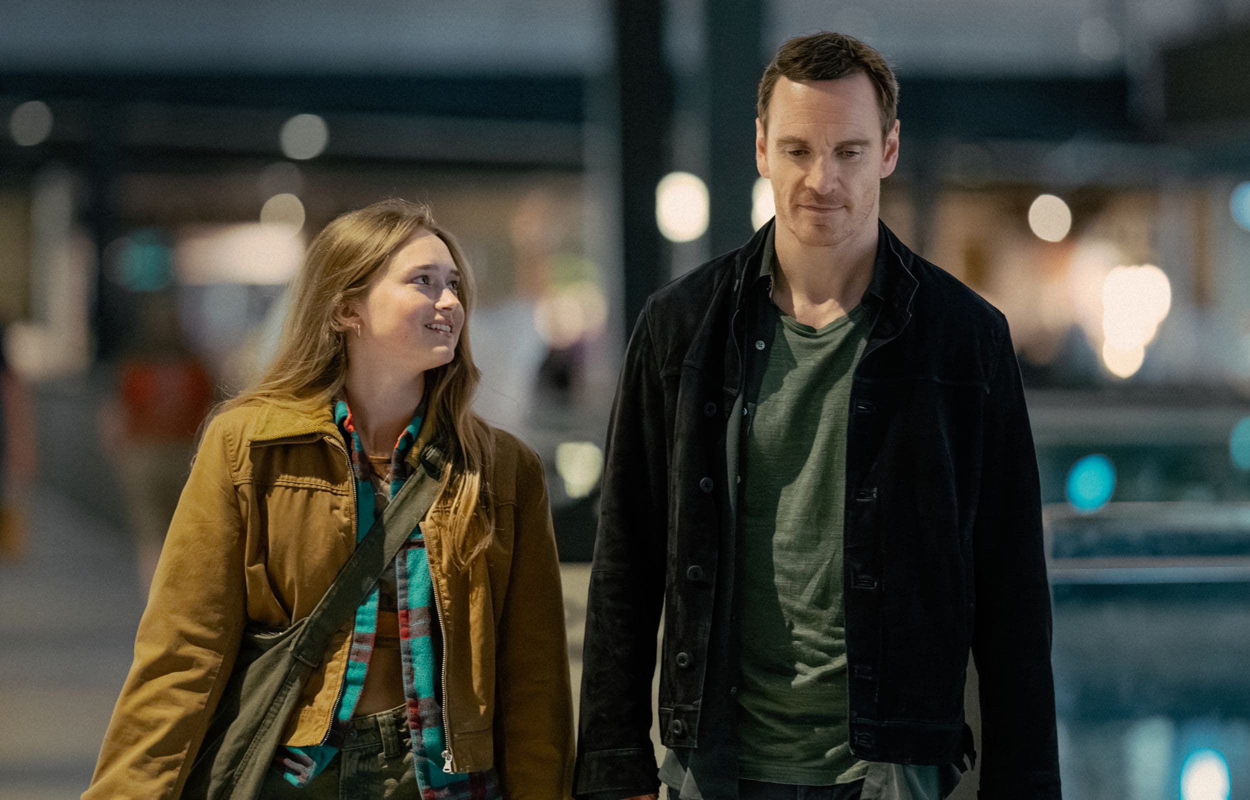 Michael Fassbender e India Fowler en una image de la serie de SkyShowtime 'La agencia'