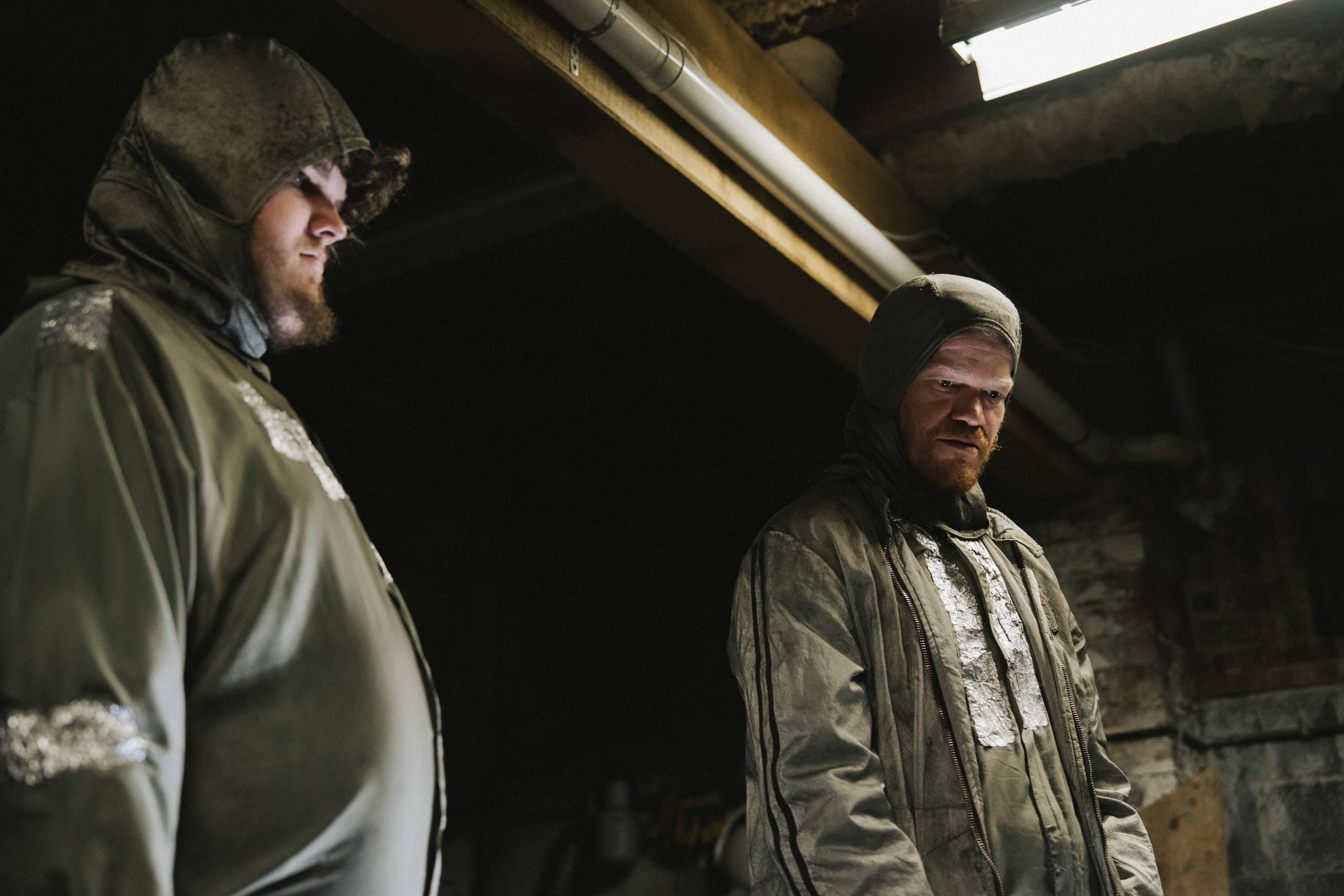 Aidan Delbis y Jesse Plemons, en un fotograma de 'Bugonia', de Yorgos Lanthimos.jpeg