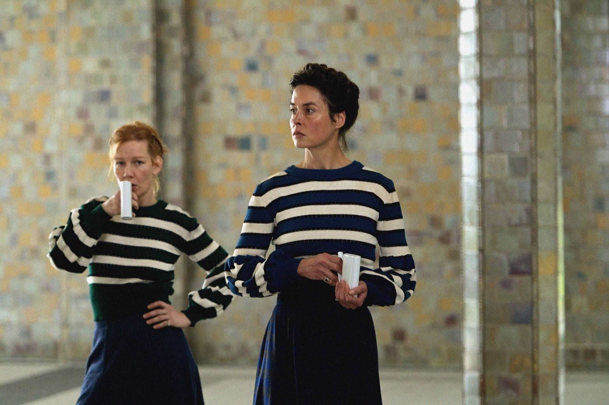 Las actrices Sandra Hüller y Susanne Wolff, en un fotograma de la película 'Sissi & I'