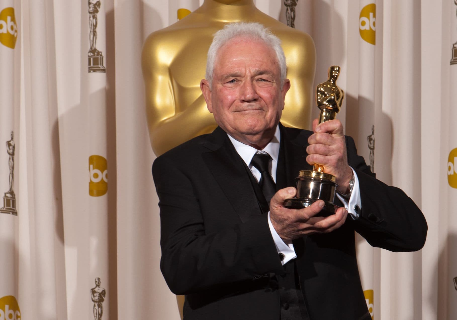 El guionista David Seidler posa con el Oscar a Mejor Guion original por 'El discurso del rey' (2010)